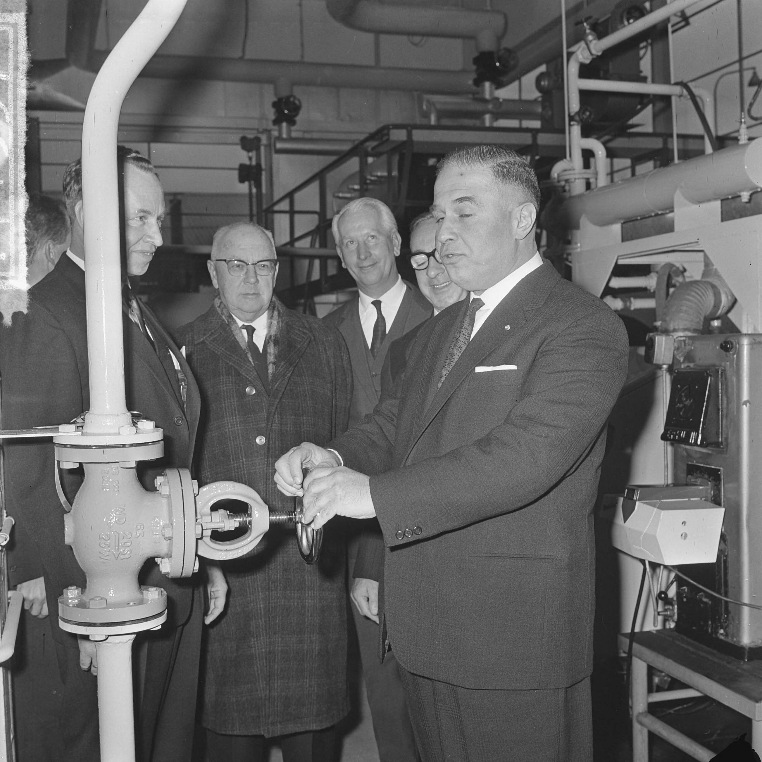 Fotocollectie Anefo — Gas voor Rijswijk, burgemeester drs. A.Th. Bogaardt (r.) draait afsluiter open — Foto: Koch, Eric / Anefo. Licentie: Set B: Rechtenvrij / Publiek Domein. Bron: Nationaal Archief. http://hdl.handle.net/10648/aa841504-d0b4-102d-bcf8-003048976d84