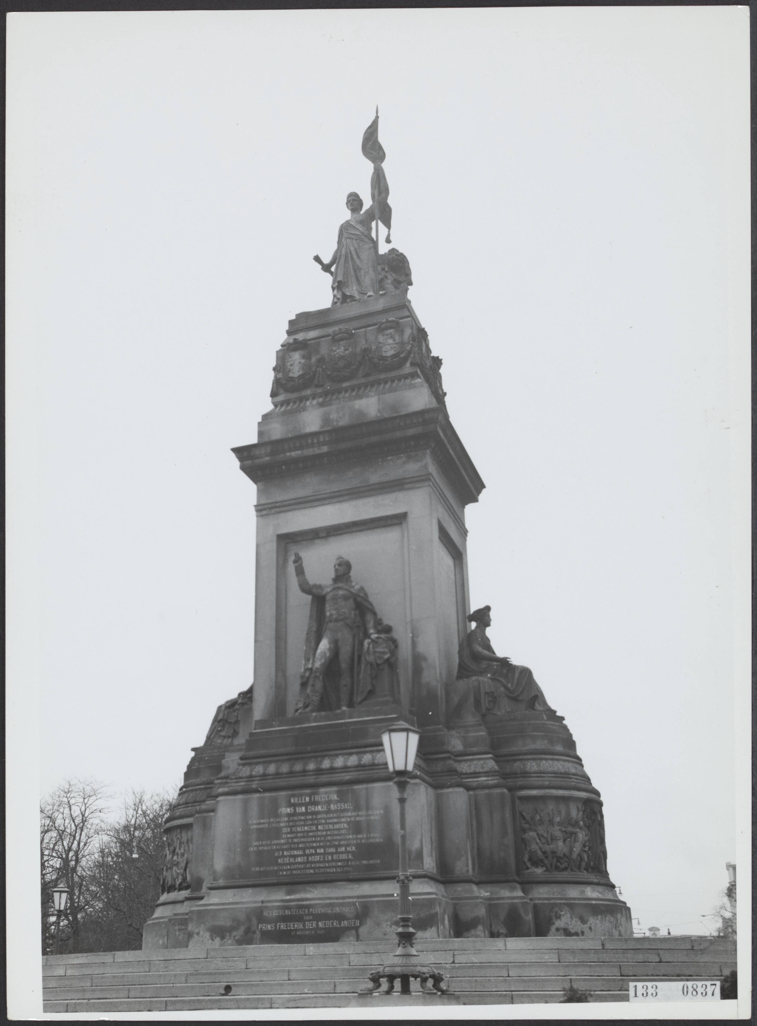 Fotocollectie Rijksvoorlichtingsdienst Eigen — Den Haag. Plein 1813: monument voor 50 jaar Nederlandse Onafhankelijkheid (1869) naar plannen van J. Ph. Koelman (sculptuur) en W.C. van der Waeyen Pieterszen (architectuur): stadszijde met standbeeld van koning Willem I — Foto: Fotodienst Gemeente Den Haag. Licentie: Set B: Rechtenvrij / Publiek Domein. Bron: Nationaal Archief. http://hdl.handle.net/10648/af5ab0ce-d0b4-102d-bcf8-003048976d84