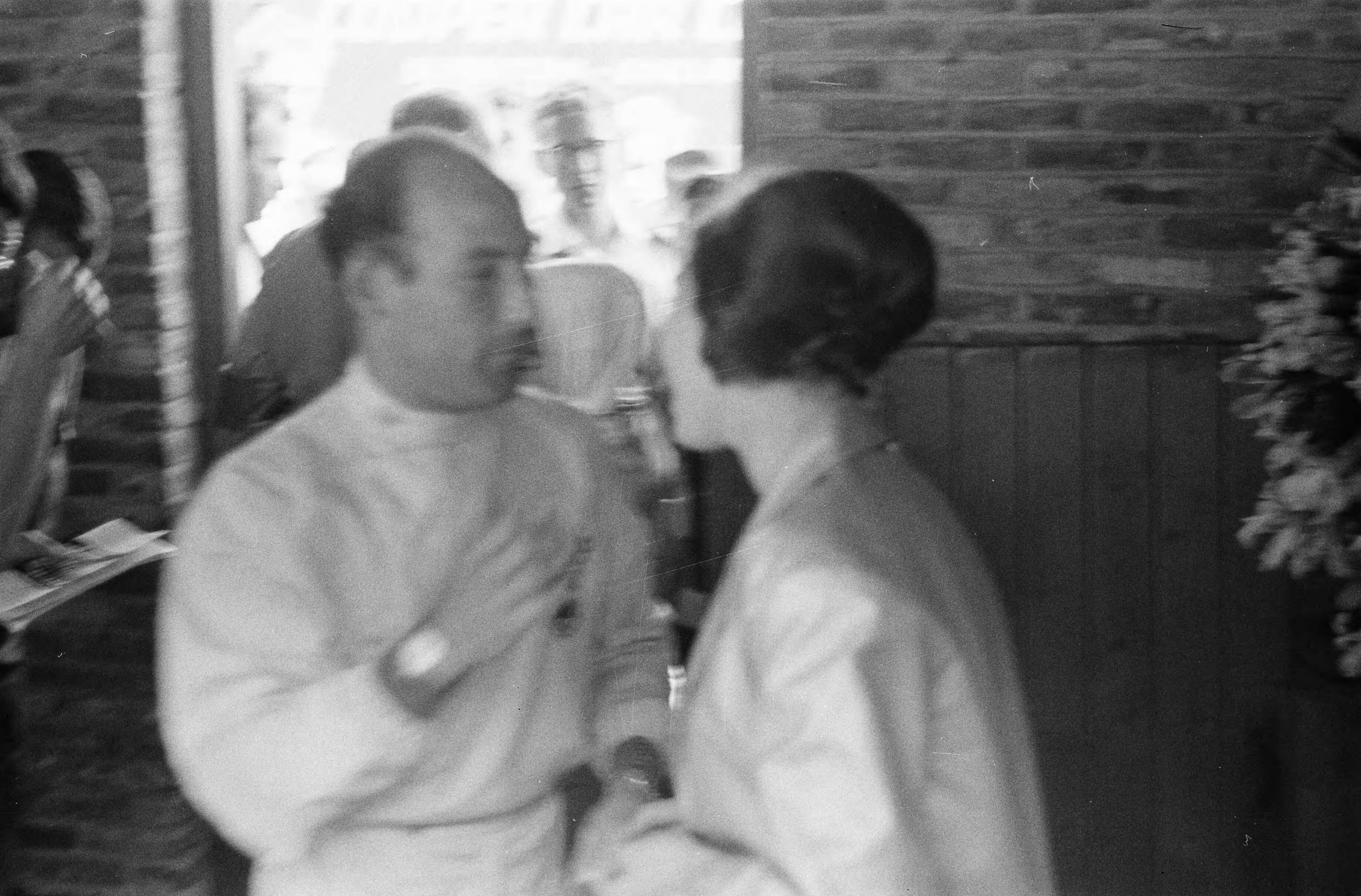 Fotocollectie Anefo — Grote Prijs van Nederland op het circuit van Zandvoort. Stirling Moss in gesprek met zijn echtgenote — Foto: Pot, Harry / Anefo. Licentie: Set B: Rechtenvrij / Publiek Domein. Bron: Nationaal Archief. http://hdl.handle.net/10648/a9b1110e-d0b4-102d-bcf8-003048976d84
