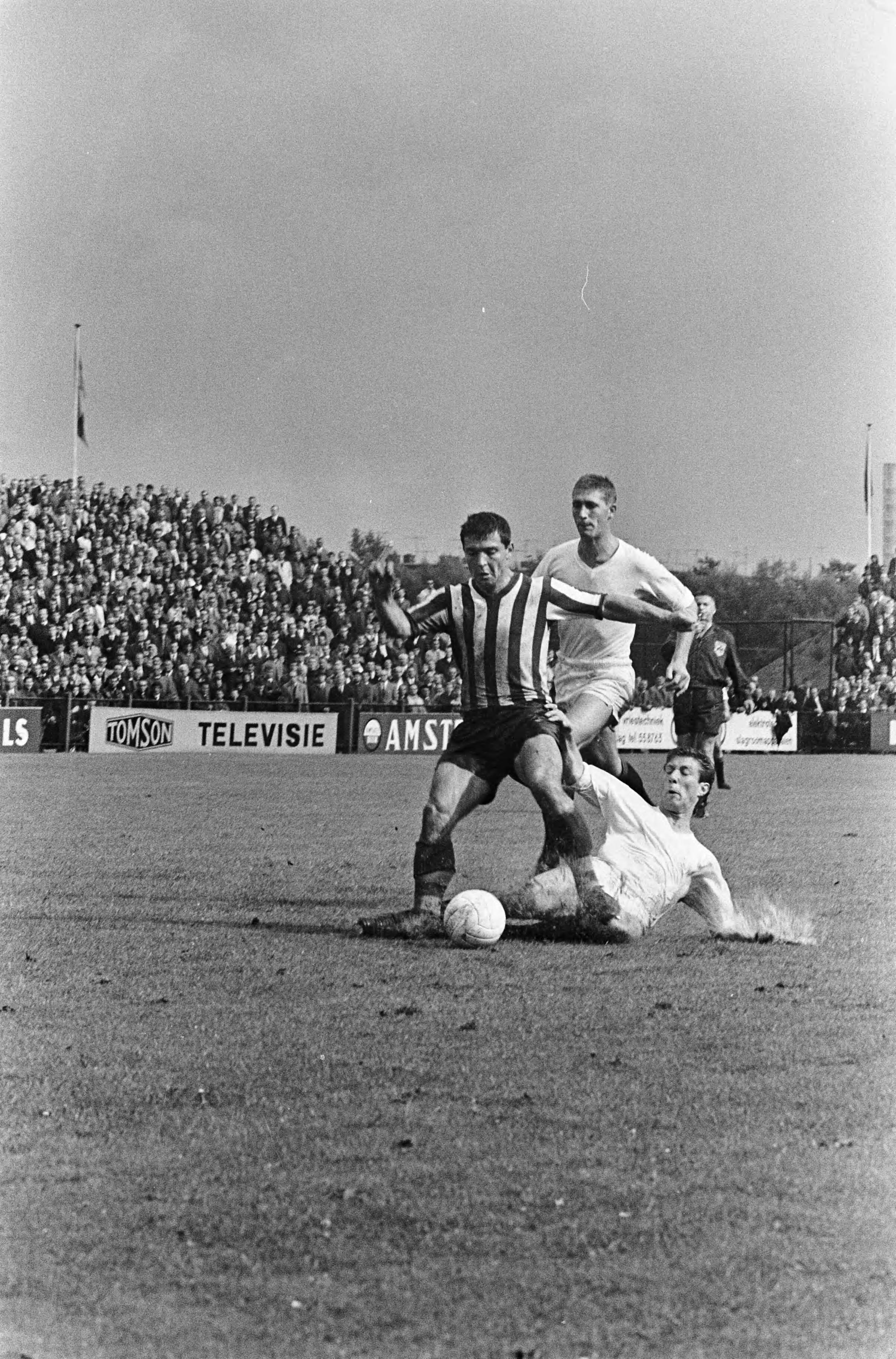 Fotocollectie Anefo — Voetbal. ADO tegen Sparta 2-2. Aad Mansveld maakt een sliding op Theo Laseroms (Sparta), achter hen Jan Villerius (ADO) — Foto: Kroon, Ron / Anefo. Licentie: Set B: Rechtenvrij / Publiek Domein. Bron: Nationaal Archief. http://hdl.handle.net/10648/aabc39ac-d0b4-102d-bcf8-003048976d84