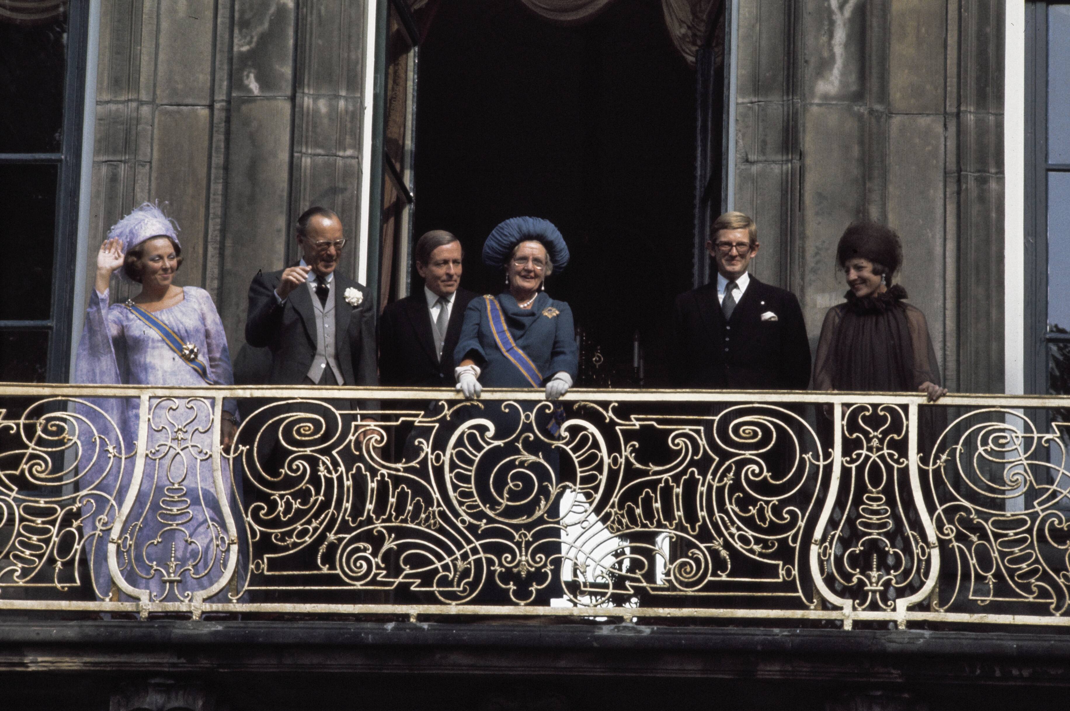 Prinsjesdag 1976 — Prinsjesdag 1976; Koninklijke Familie op balkon Paleis Lange Voorhout in Den Haag — Foto: Verhoeff, Bert / Anefo. Licentie: Set B: Rechtenvrij / Publiek Domein. Bron: Nationaal Archief. http://hdl.handle.net/10648/ad9441e2-d0b4-102d-bcf8-003048976d84