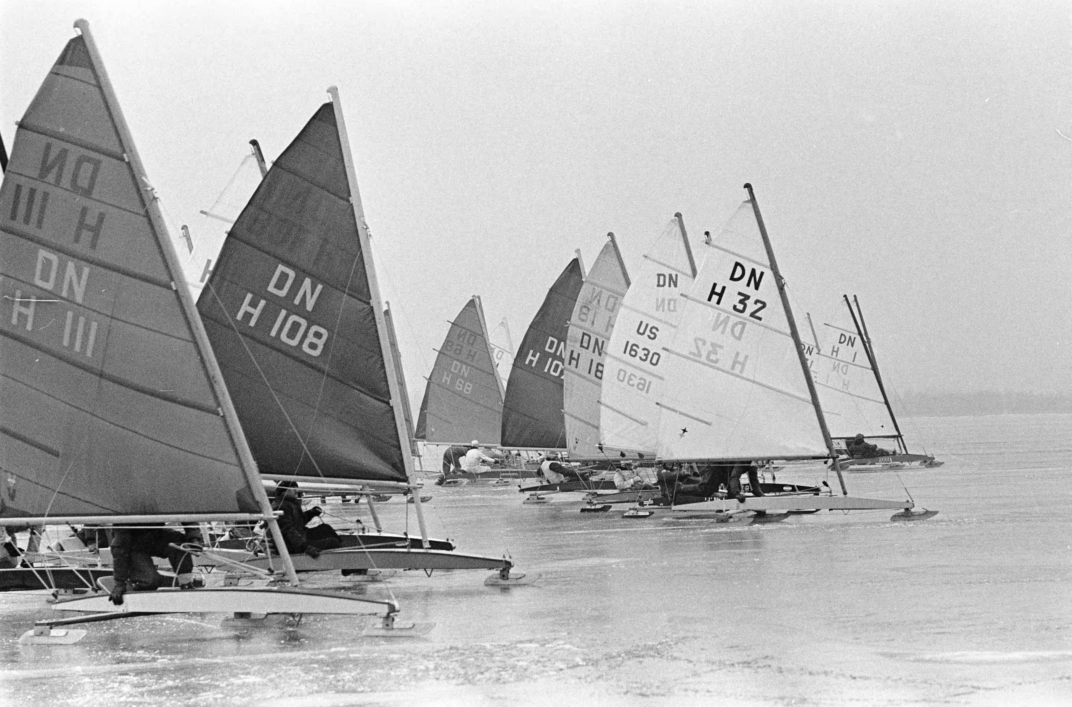 Fotocollectie Anefo — IJszeilen bij Loosdrecht, start DN klasse — Foto: Kroon, Ron / Anefo. Licentie: Set B: Rechtenvrij / Publiek Domein. Bron: Nationaal Archief. http://hdl.handle.net/10648/aad80a74-d0b4-102d-bcf8-003048976d84