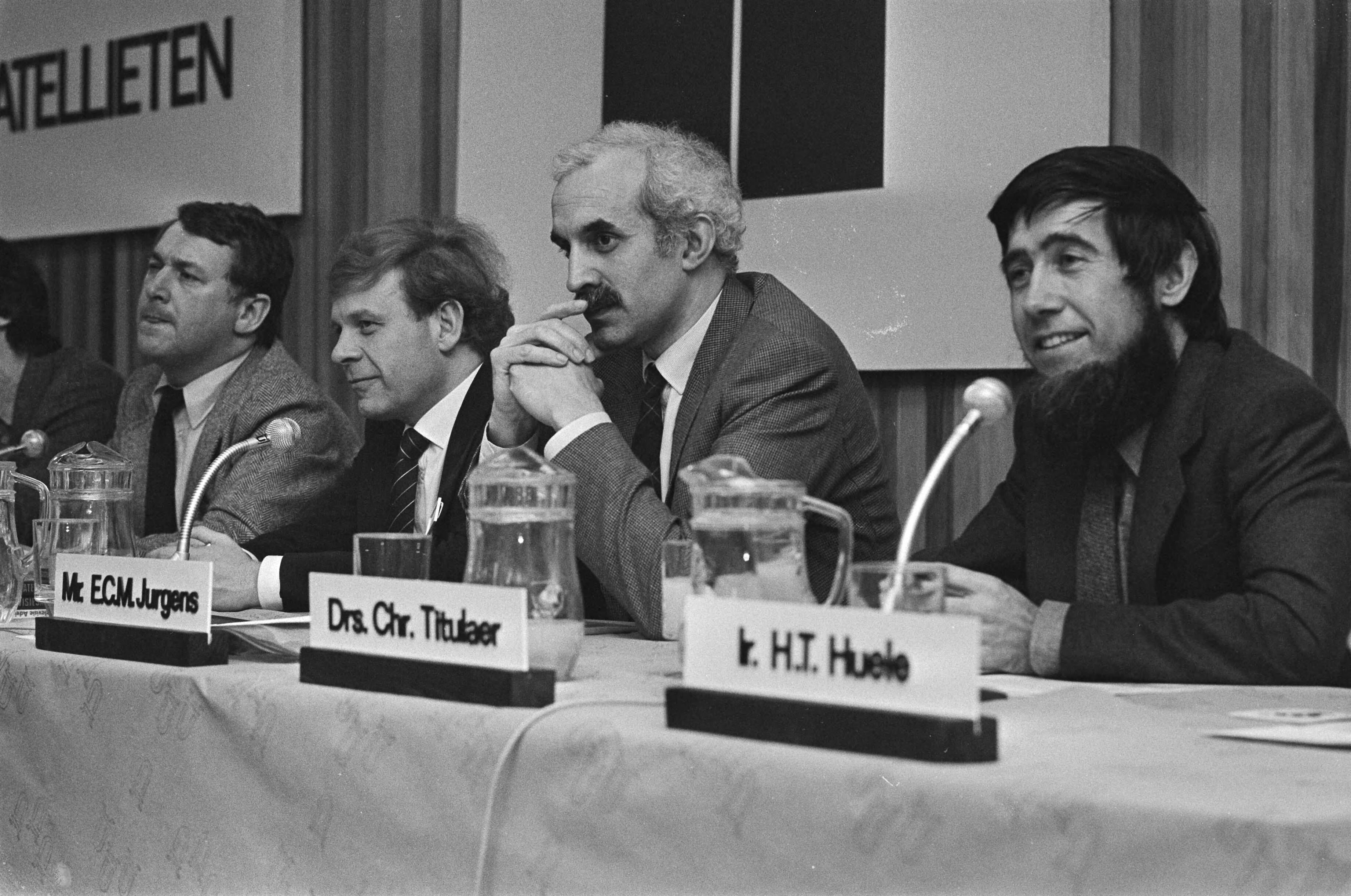 Fotocollectie Anefo — Symposium over "omroepsatellieten" in Utrecht, georganiseerd door Kabel TV Adoris Instituut ; v.l.n.r. Koos Postema (vz), Peter Jelgersma, E.C.M. Jurgens en Chriet Titulaer — Foto: Croes, Rob C. / Anefo. Licentie: Set B: Rechtenvrij / Publiek Domein. Bron: Nationaal Archief. http://hdl.handle.net/10648/acddd3c6-d0b4-102d-bcf8-003048976d84