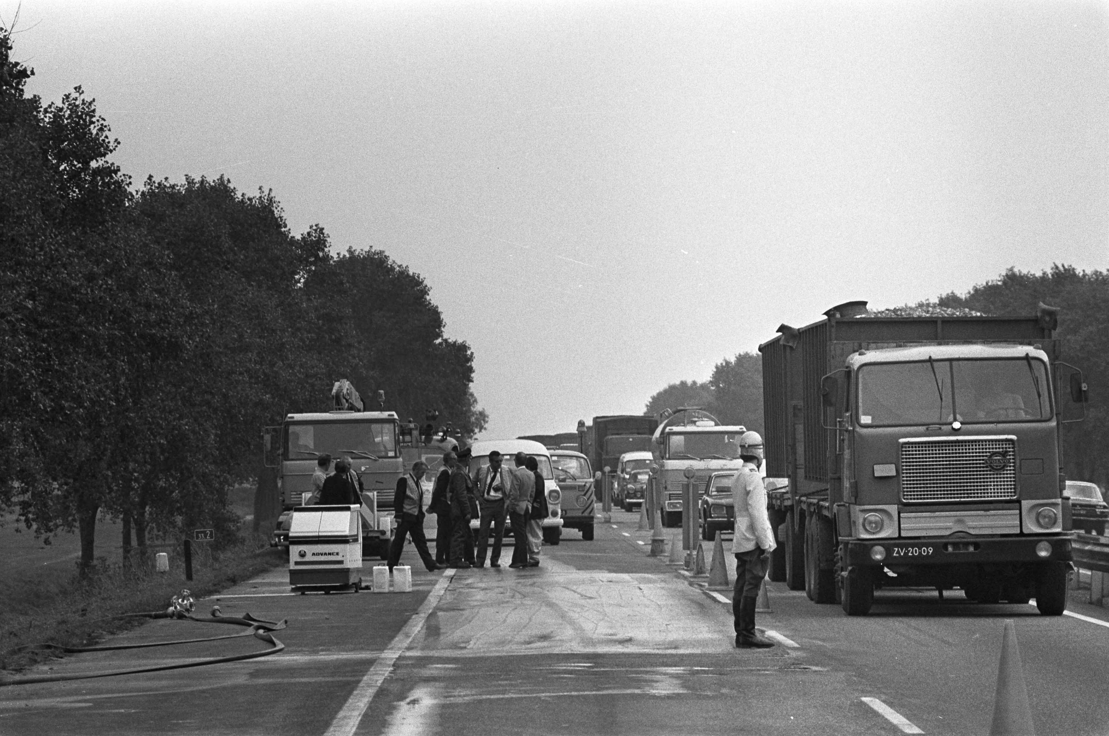 Fotocollectie Anefo — Vaten vaseline stuk gevalen op Rijksweg Utrecht naar Den Haag ; het glibberige weggedeelte bij Woerden — Foto: Mieremet, Rob / Anefo. Licentie: Set B: Rechtenvrij / Publiek Domein. Bron: Nationaal Archief. http://hdl.handle.net/10648/ac72673a-d0b4-102d-bcf8-003048976d84