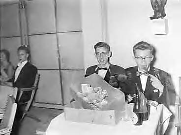 Fotocollectie Anefo — Lustrumviering van de tandheelkundige studentenvereniging "John Tomes" te Utrecht — Foto: Bilsen, Joop van / Anefo. Licentie: Set B: Rechtenvrij / Publiek Domein. Bron: Nationaal Archief. http://hdl.handle.net/10648/a96e6ba6-d0b4-102d-bcf8-003048976d84