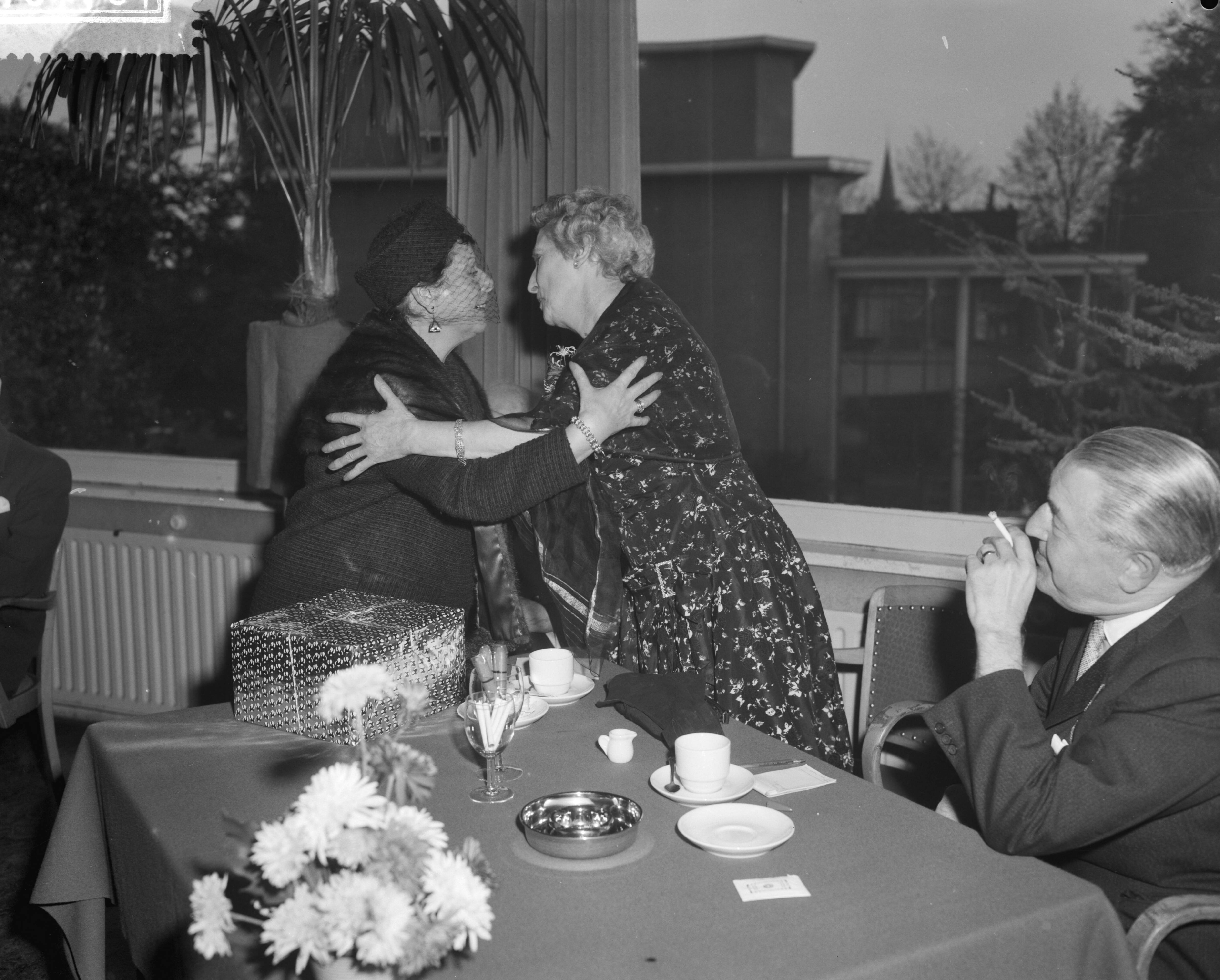 Fotocollectie Anefo — Huldiging van actrice Mien van Kerckhoven-Kling i.v.m. 50-jarig toneeljubileum in Hilversum — Foto: Behrens, Herbert F. / Anefo. Licentie: Set B: Rechtenvrij / Publiek Domein. Bron: Nationaal Archief. http://hdl.handle.net/10648/a9a08082-d0b4-102d-bcf8-003048976d84