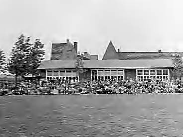 Fotocollectie Anefo — Schoolgroep Haarlem — Foto: Oorschot, […] van / Anefo. Licentie: Set B: Rechtenvrij / Publiek Domein. Bron: Nationaal Archief. http://hdl.handle.net/10648/ad76a696-d0b4-102d-bcf8-003048976d84