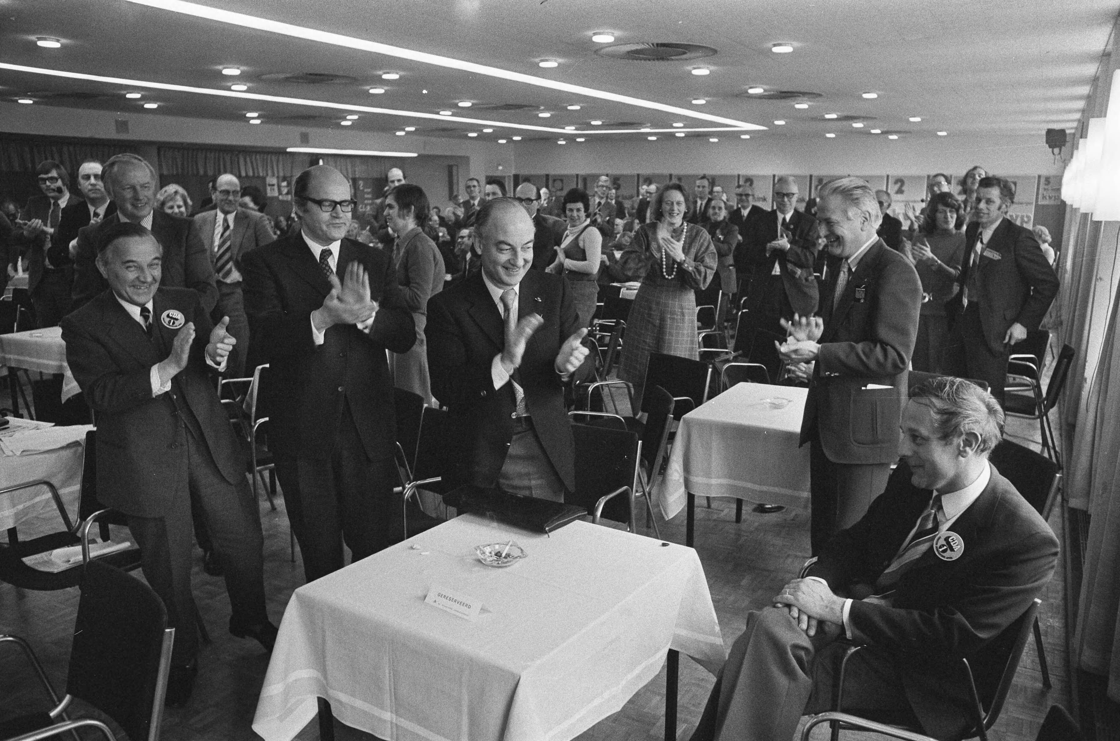 Fotocollectie Anefo — KVP-manifestatie Den Haag ; v.l.n.r. De Jong , Kruisinga, Grapperhaus, Schmelzer, ?, prof. P. Steenkamp — Foto: Verhoeff, Bert / Anefo. Licentie: Set B: Rechtenvrij / Publiek Domein. Bron: Nationaal Archief. http://hdl.handle.net/10648/ac461612-d0b4-102d-bcf8-003048976d84