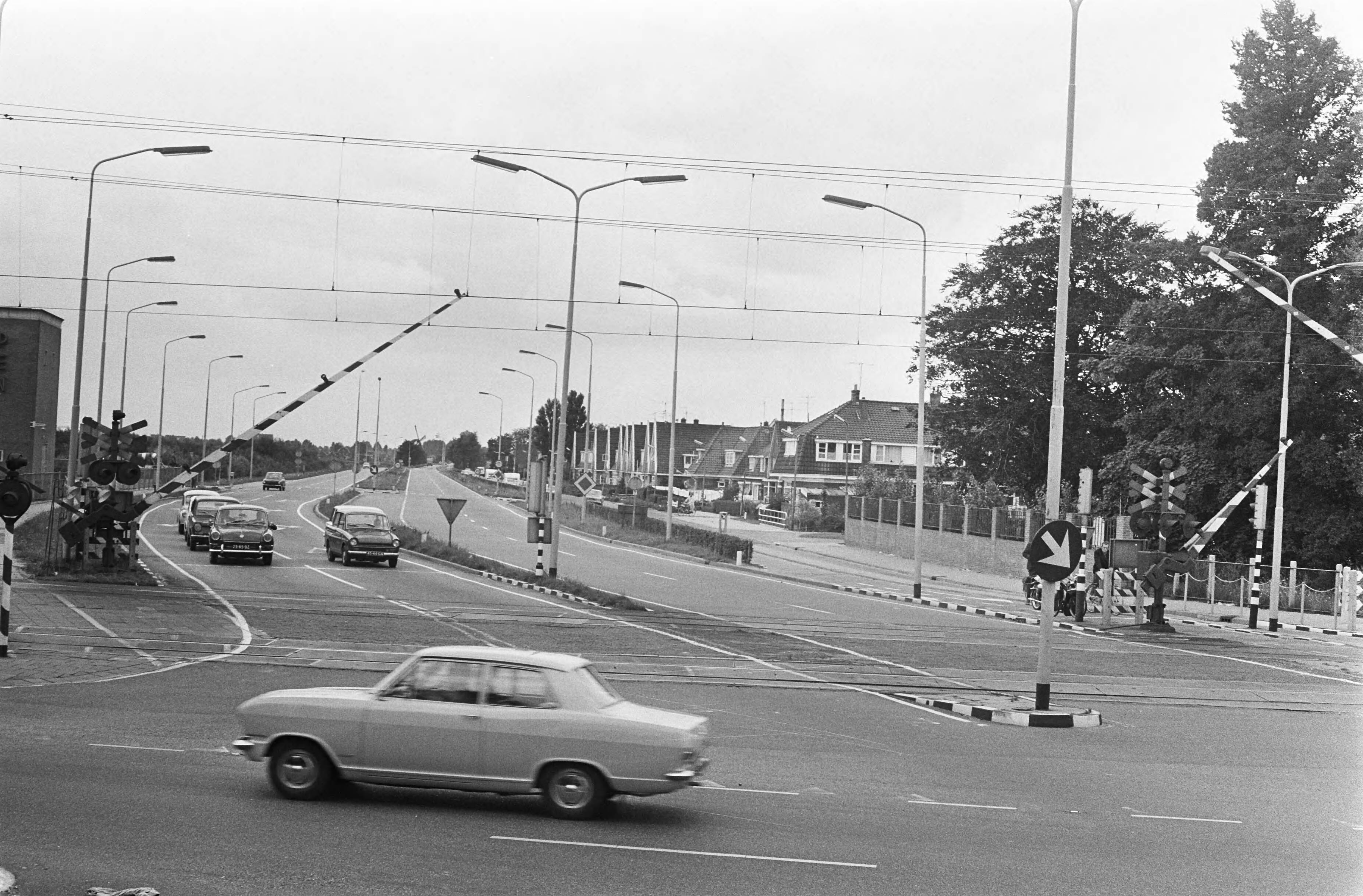 Fotocollectie Anefo — Storingen in verkeerslichtensysteem bij de Ahobs op de spoorwegovergang te Zaandijk: de spoorwegovergang — Foto: Verhoeff, Bert / Anefo. Licentie: Set B: Rechtenvrij / Publiek Domein. Bron: Nationaal Archief. http://hdl.handle.net/10648/ab780f24-d0b4-102d-bcf8-003048976d84