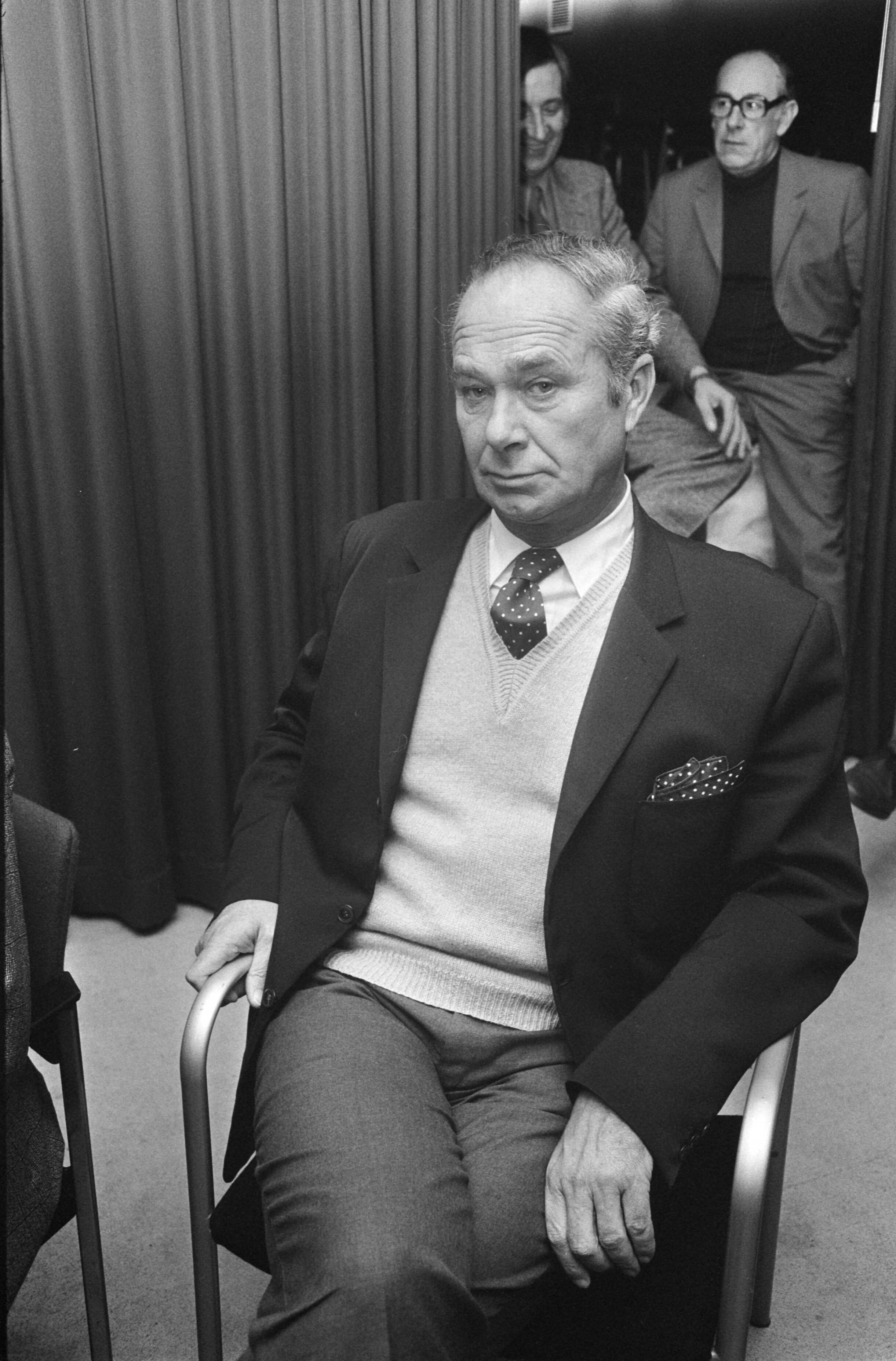 Rinus Michels, supervisor van het Nederlands elftal bij het WK voetbal in 1974 geeft een persconferentie in het KNVB-centrum te Zeist — Trainer Fadrhonc — Foto: Fotograaf Onbekend / Anefo. Licentie: Set B: Rechtenvrij / Publiek Domein. Bron: Nationaal Archief. http://hdl.handle.net/10648/ac42d2e0-d0b4-102d-bcf8-003048976d84