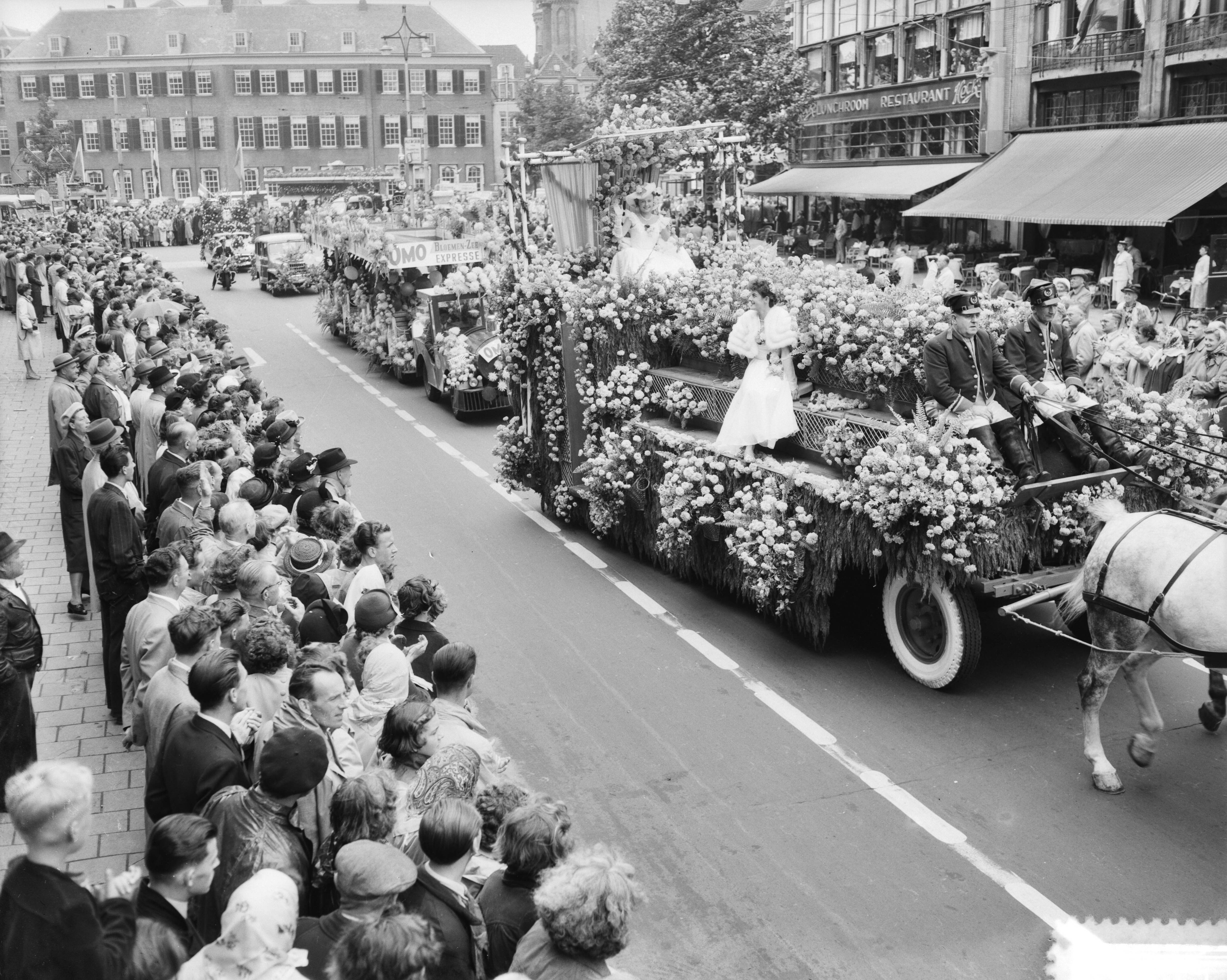 Bloemencorso Den Haag (1952) — Bloemencorso Den Haag. Bloemenkoningin — Foto: Consenheim, Wim / Anefo. Licentie: Set B: Rechtenvrij / Publiek Domein. Bron: Nationaal Archief. http://hdl.handle.net/10648/a8fe3458-d0b4-102d-bcf8-003048976d84