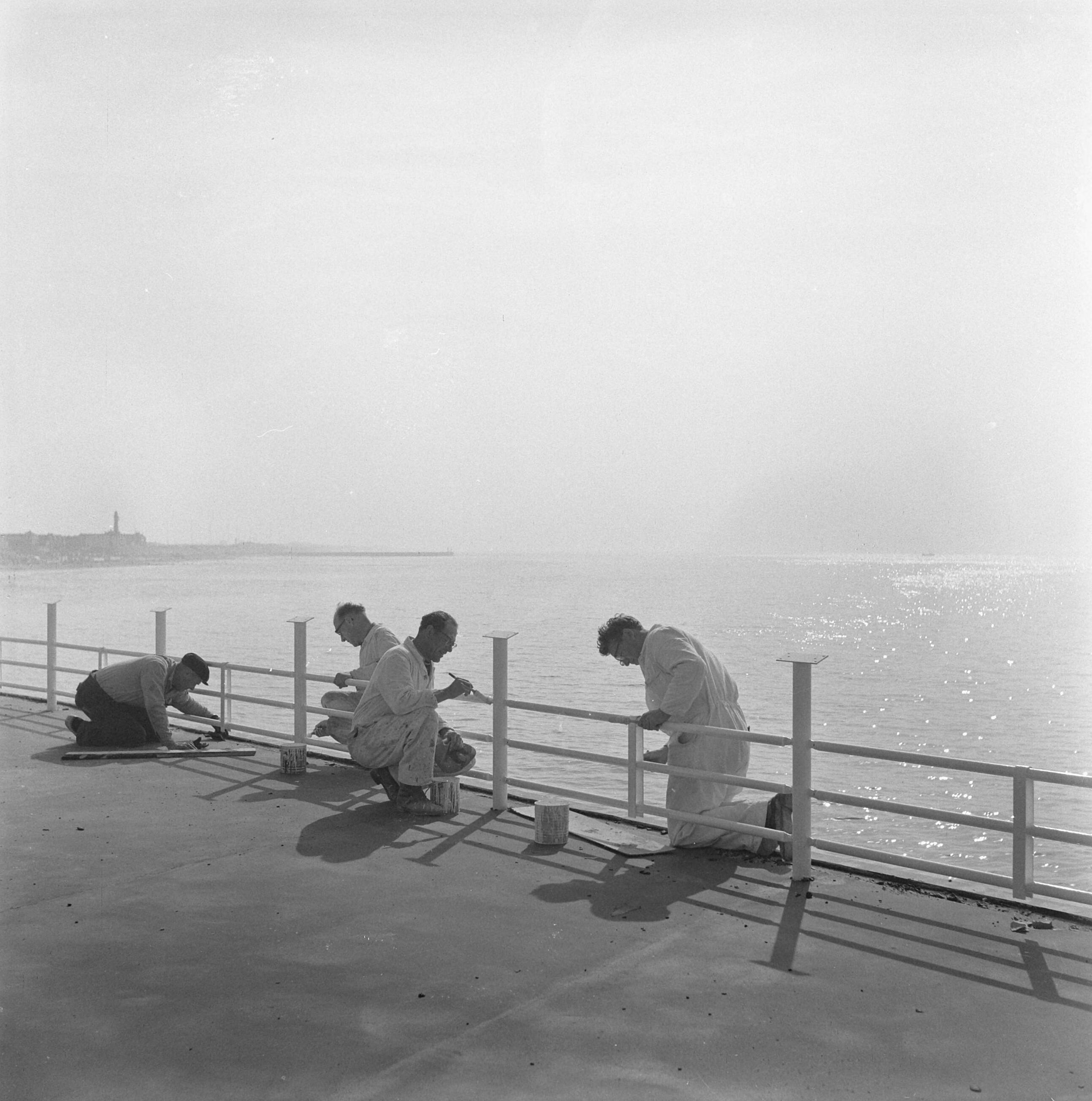 Fotocollectie Anefo — Werkzaamheden Pier te Scheveningen. Schilderen van restaurant en wegen betegelen — Foto: Nijs, Jac. de / Anefo. Licentie: Set B: Rechtenvrij / Publiek Domein. Bron: Nationaal Archief. http://hdl.handle.net/10648/a9d0f79e-d0b4-102d-bcf8-003048976d84
