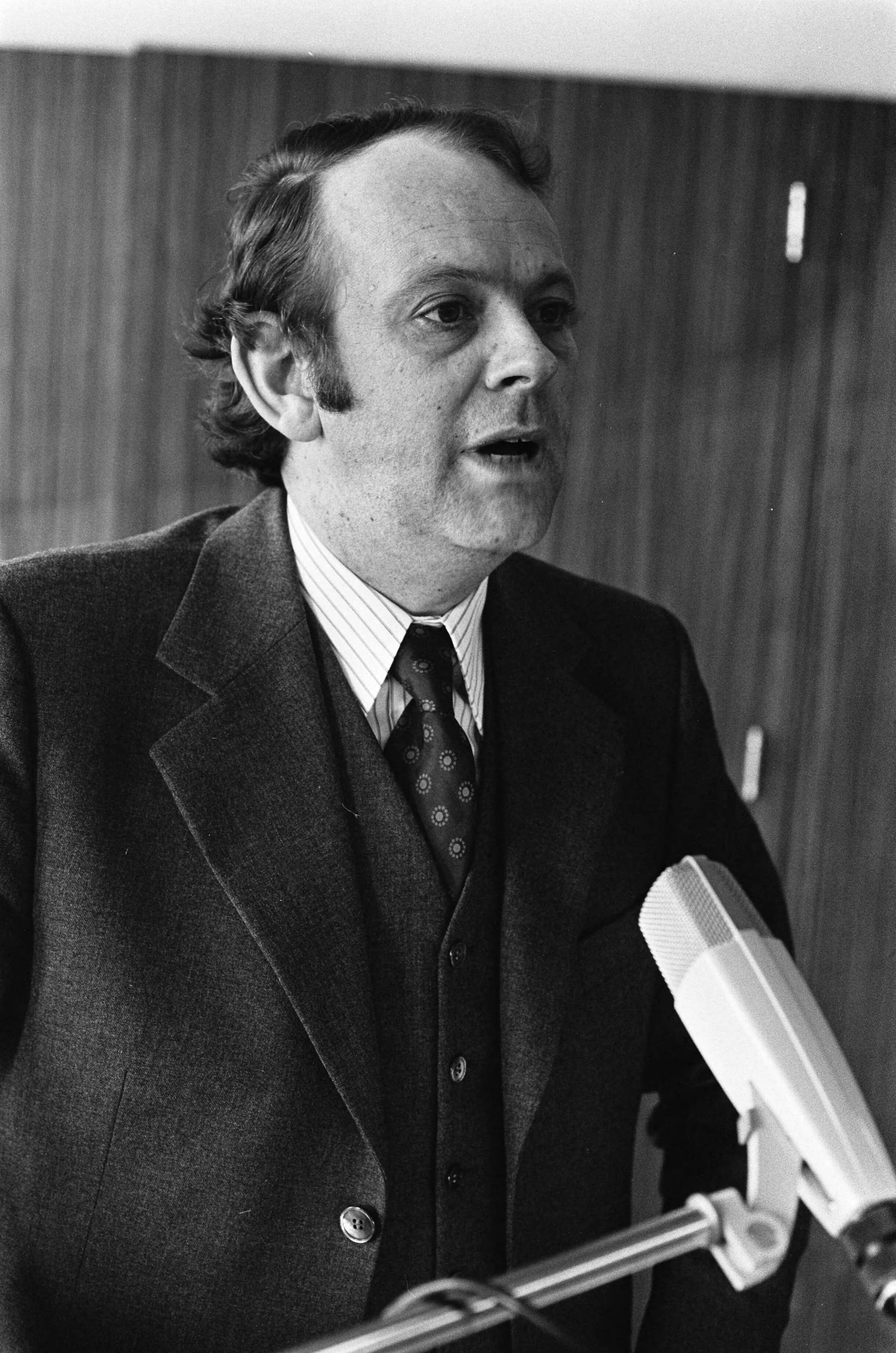 Fotocollectie Anefo — Congres Algemeen Orgaan Voedselvoorziening in Congresgebouw Den Haag , nr. 4 Lodewijk (voorzitter), nr. 6, 7 heer Lardinois (koppen) — Foto: Verhoeff, Bert / Anefo. Licentie: Set B: Rechtenvrij / Publiek Domein. Bron: Nationaal Archief. http://hdl.handle.net/10648/ac63dda0-d0b4-102d-bcf8-003048976d84