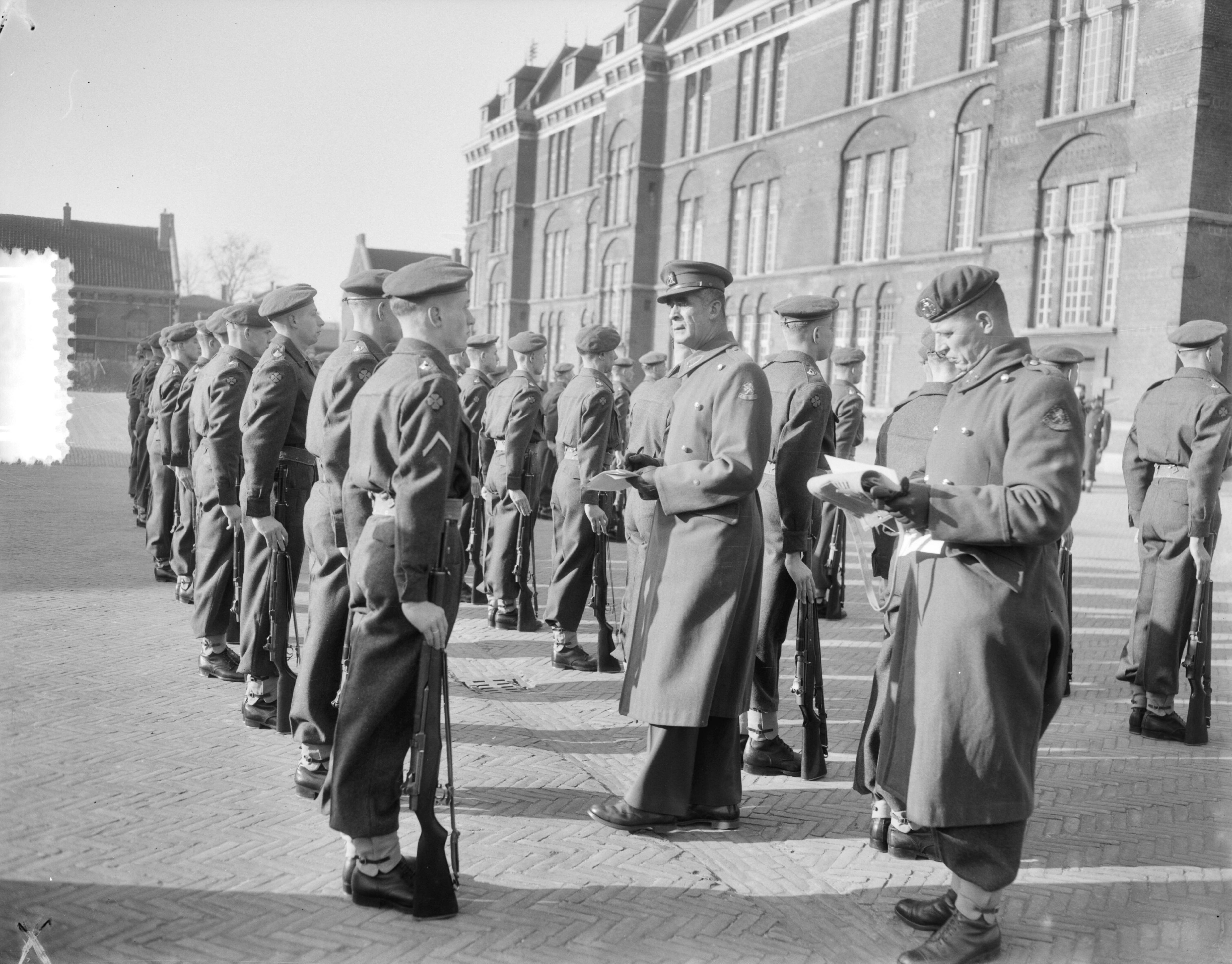 Fotocollectie Anefo — Exercitiewedstrijden van de Koninklijke Landmacht te Den Haag — Foto: Duinen, G.W. van / Anefo. Licentie: Set B: Rechtenvrij / Publiek Domein. Bron: Nationaal Archief. http://hdl.handle.net/10648/a91bd184-d0b4-102d-bcf8-003048976d84