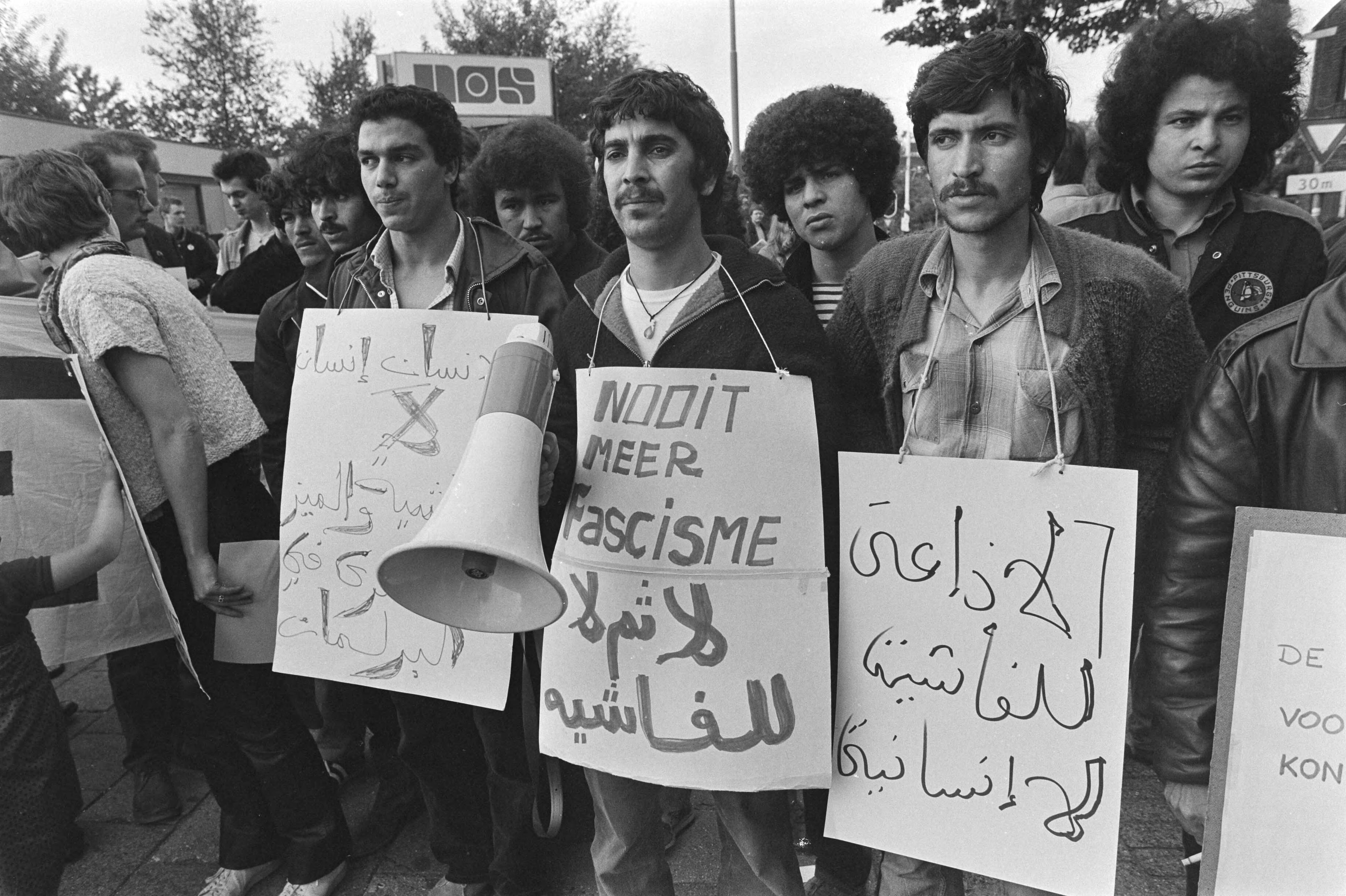 Fotocollectie Anefo — Dem. voor NOS-omroepkwartier in Hilversum tegen zendtijd Ned. Volksunie en Centrumpartij — Foto: Dijk, Hans van / Anefo. Licentie: Set B: Rechtenvrij / Publiek Domein. Bron: Nationaal Archief. http://hdl.handle.net/10648/acfbdc86-d0b4-102d-bcf8-003048976d84