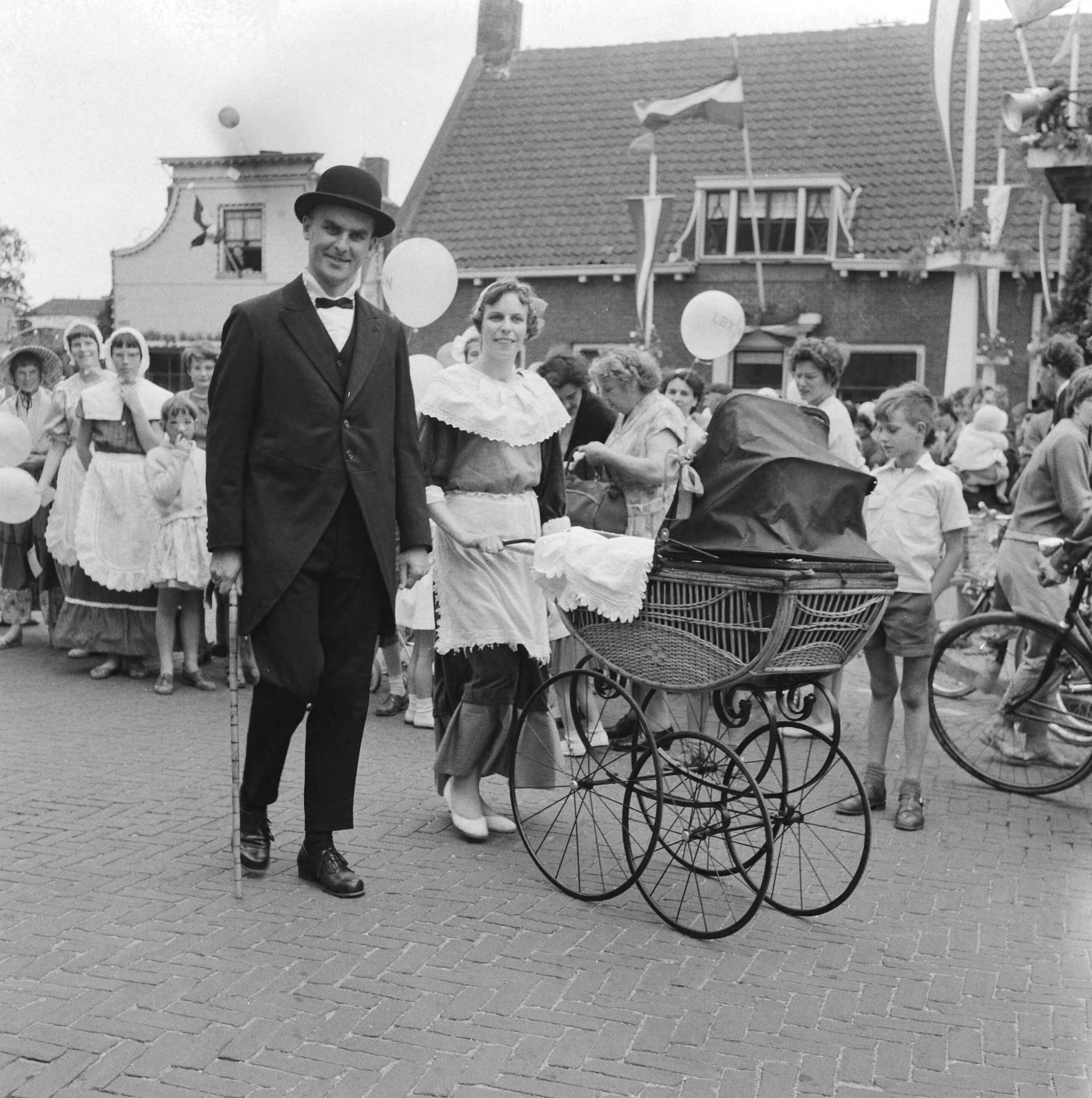 Fotocollectie Anefo — Feest in Zwammerdam t.g.v. 1000-jarig bestaan. Schoolmeester aan de wandel — Foto: Behrens, Herbert F. / Anefo. Licentie: Set B: Rechtenvrij / Publiek Domein. Bron: Nationaal Archief. http://hdl.handle.net/10648/a9b1402a-d0b4-102d-bcf8-003048976d84