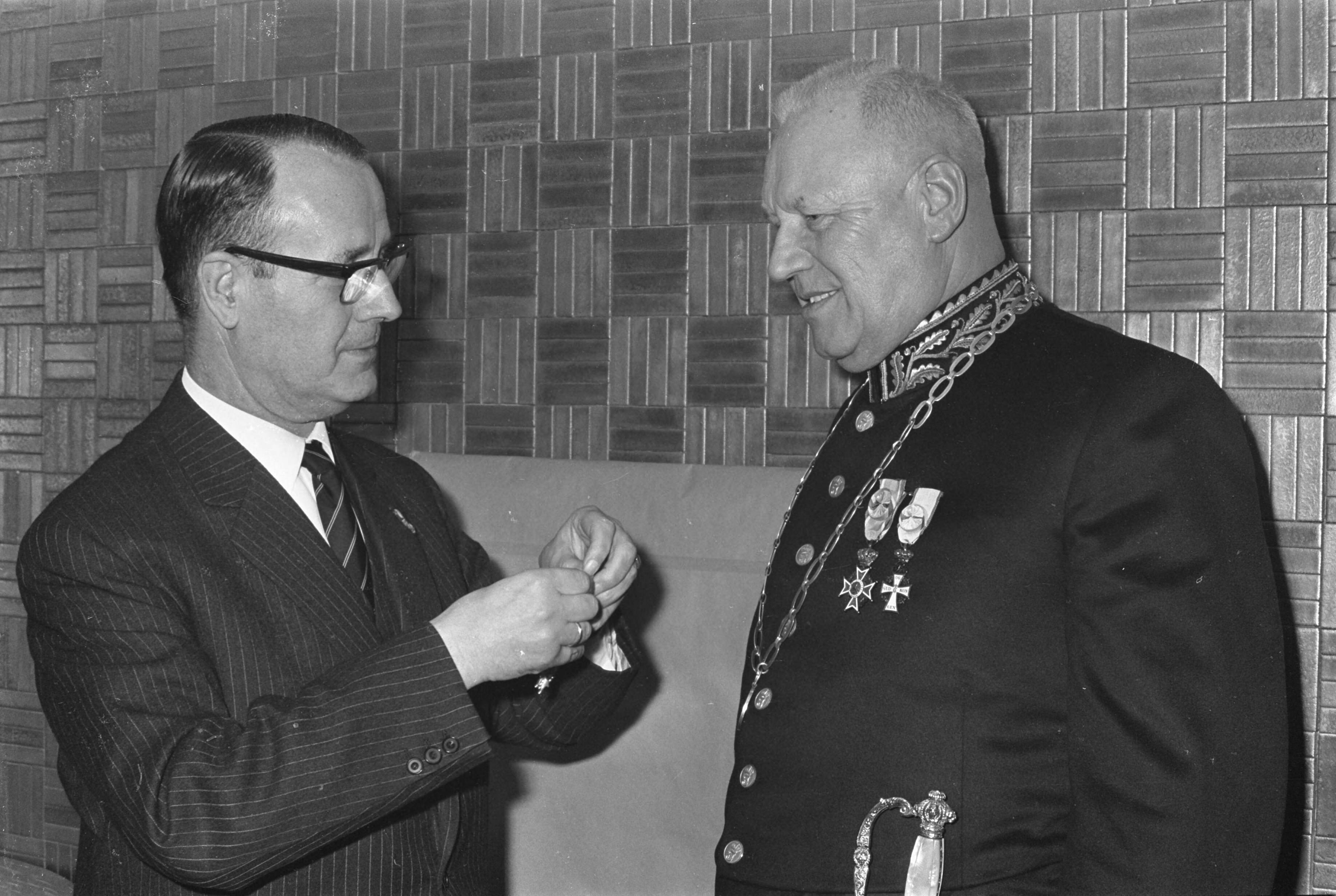 Fotocollectie Anefo — Afscheidsreceptie burgemeester Boot van Hilversum. Tijdens receptie — Foto: Kroon, Ron / Anefo. Licentie: Set B: Rechtenvrij / Publiek Domein. Bron: Nationaal Archief. http://hdl.handle.net/10648/ab310c64-d0b4-102d-bcf8-003048976d84