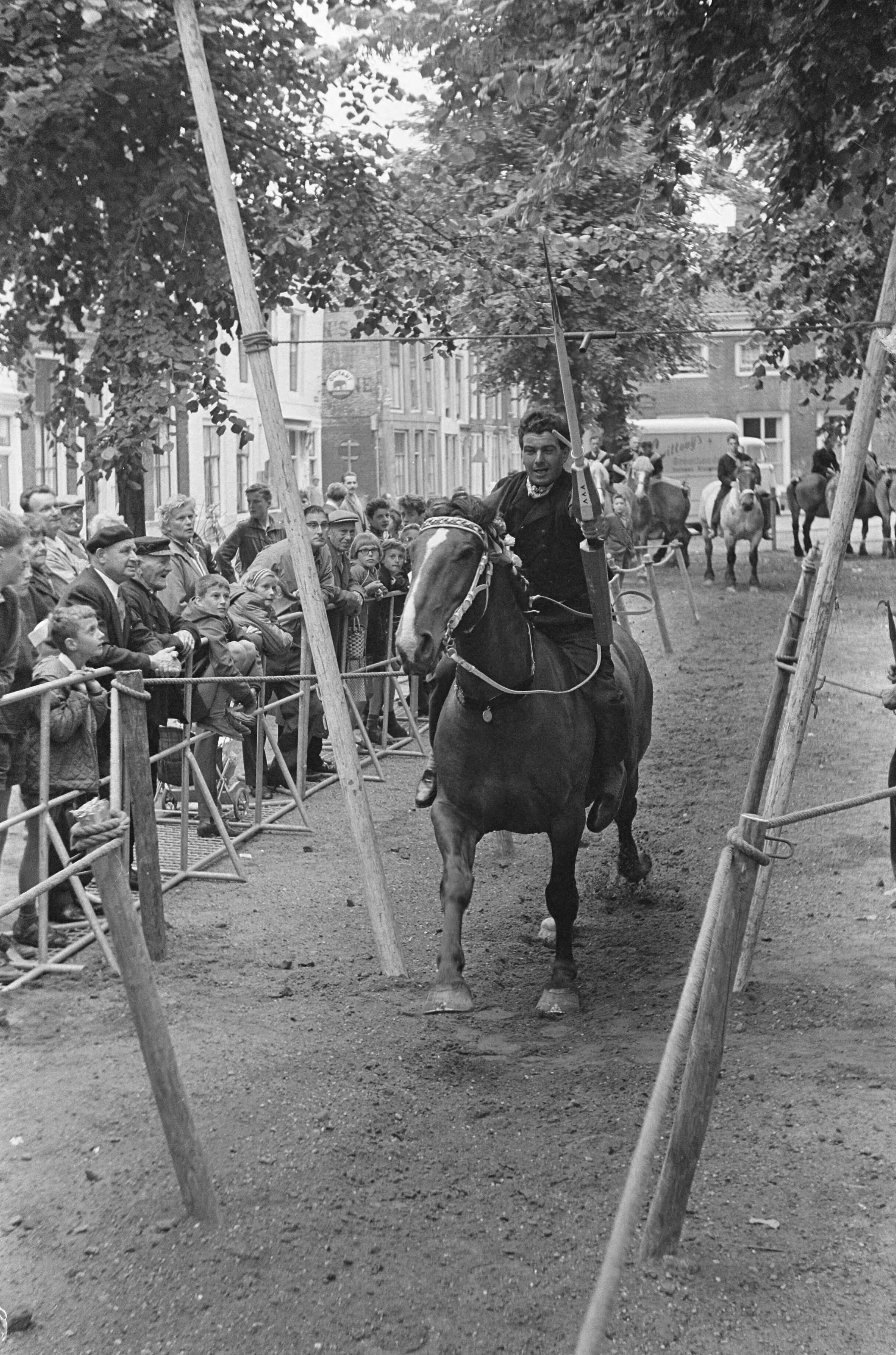Fotocollectie Anefo — Ringrijderij in Middelburg. Een van de deelnemers met Zeeuwse hoed — Foto: Koch, Eric / Anefo. Licentie: Set B: Rechtenvrij / Publiek Domein. Bron: Nationaal Archief. http://hdl.handle.net/10648/aa3f06a8-d0b4-102d-bcf8-003048976d84