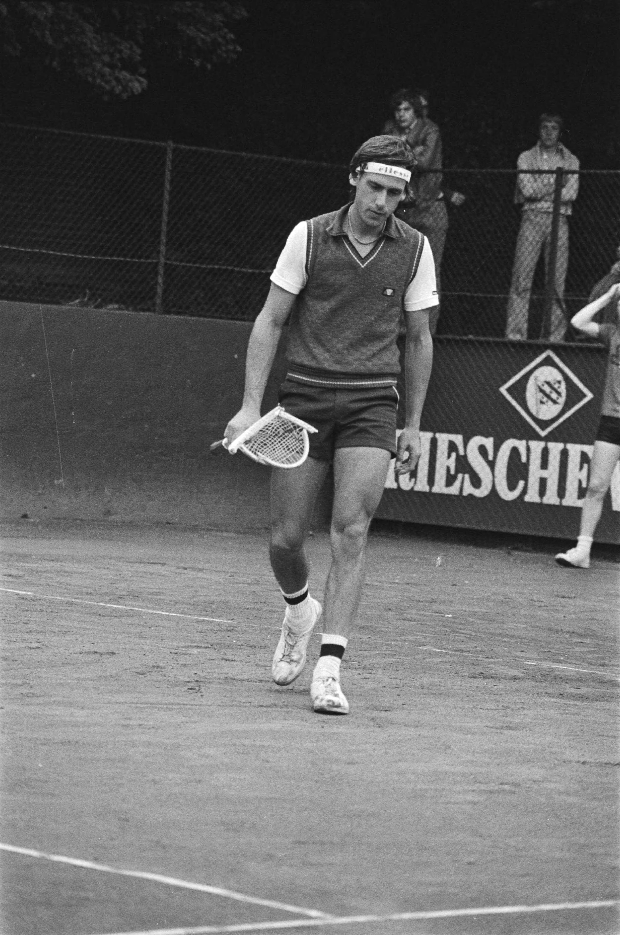 Fotocollectie Anefo — Tennistoernooi Melkhuisje Hilversum; Corado Bazarrethi met door hem kapot geslagen racket — Foto: Suyk, Koen / Anefo. Licentie: Set B: Rechtenvrij / Publiek Domein. Bron: Nationaal Archief. http://hdl.handle.net/10648/acb940c4-d0b4-102d-bcf8-003048976d84