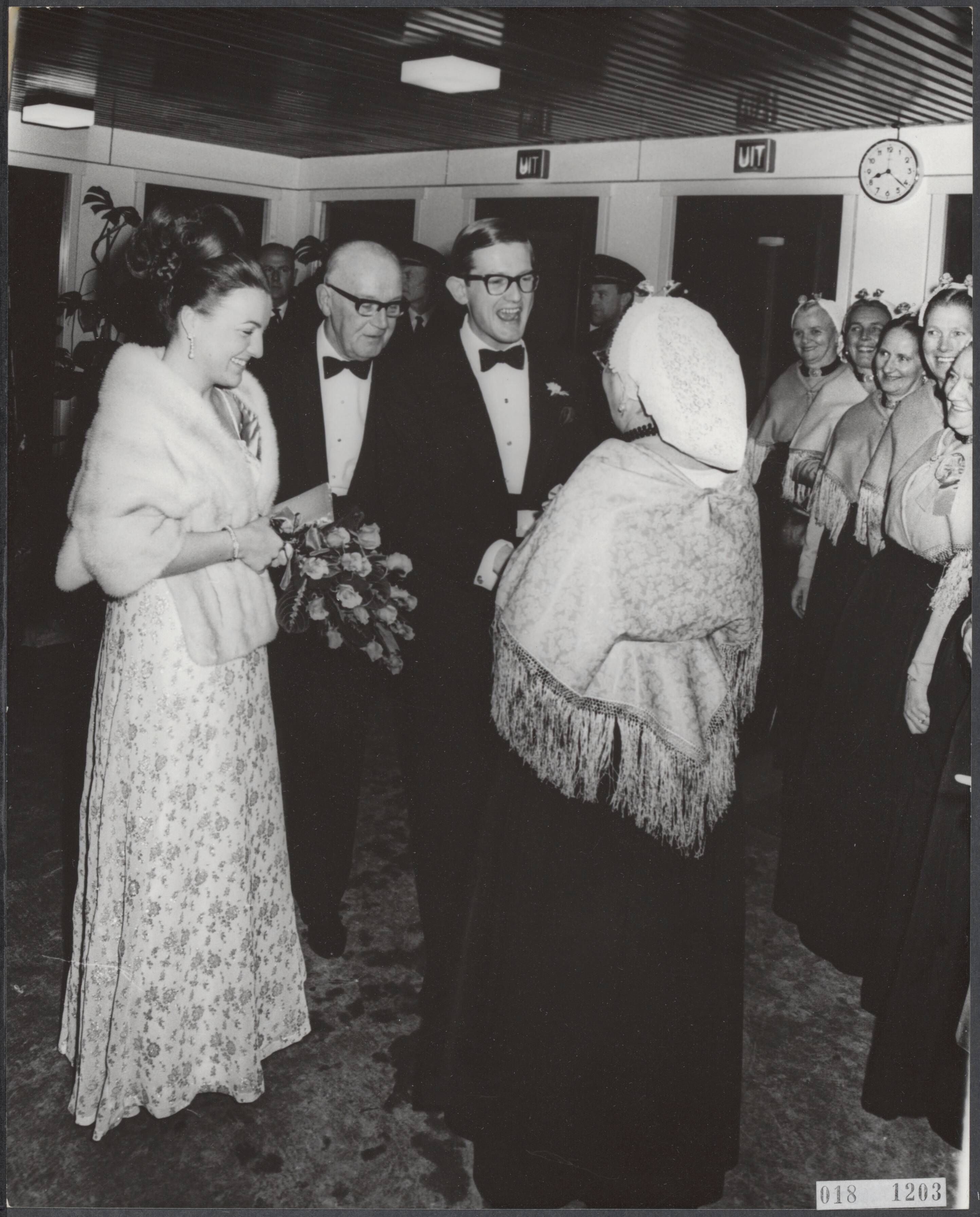 Fotocollectie Elsevier Binnenland — Feestelijke voorstelling in het Circusgebouw te Scheveningen voor de koninklijke gasten t.g.v. het huwelijk van prinses Margriet en mr. Pieter van Vollenhoven. Bij aankomst van het bruidspaar ontvingen zij van enige Scheveningse vissersvrouwen een geschenk — Foto: Kroon, Ron / Anefo. Licentie: Set B: Rechtenvrij / Publiek Domein. Bron: Nationaal Archief. http://hdl.handle.net/10648/adc49996-d0b4-102d-bcf8-003048976d84