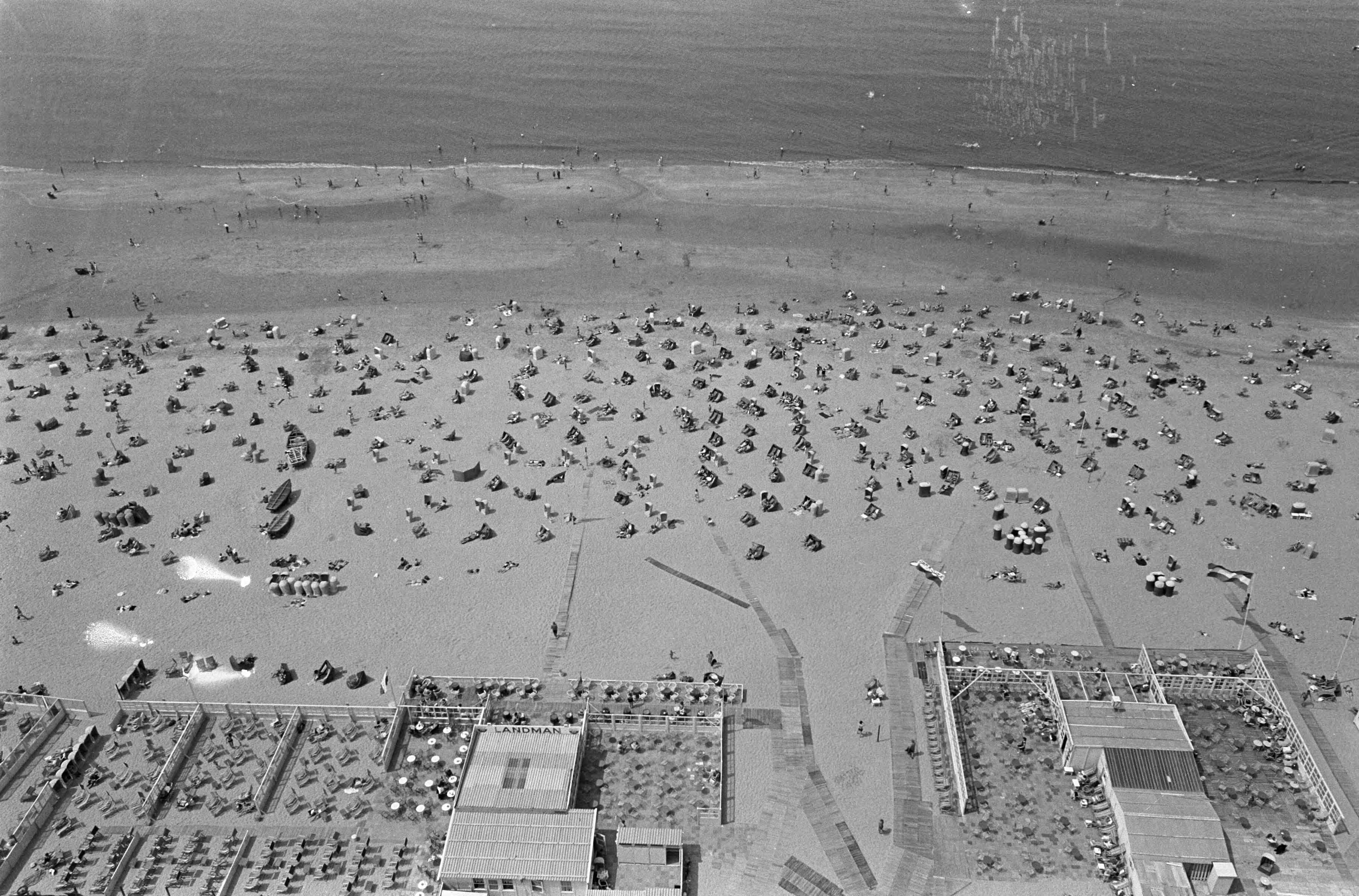 Fotocollectie Anefo — Zandvoort warmte, overzichten strand — Foto: Nijs, Jac. de / Anefo. Licentie: Set B: Rechtenvrij / Publiek Domein. Bron: Nationaal Archief. http://hdl.handle.net/10648/aaedfea6-d0b4-102d-bcf8-003048976d84