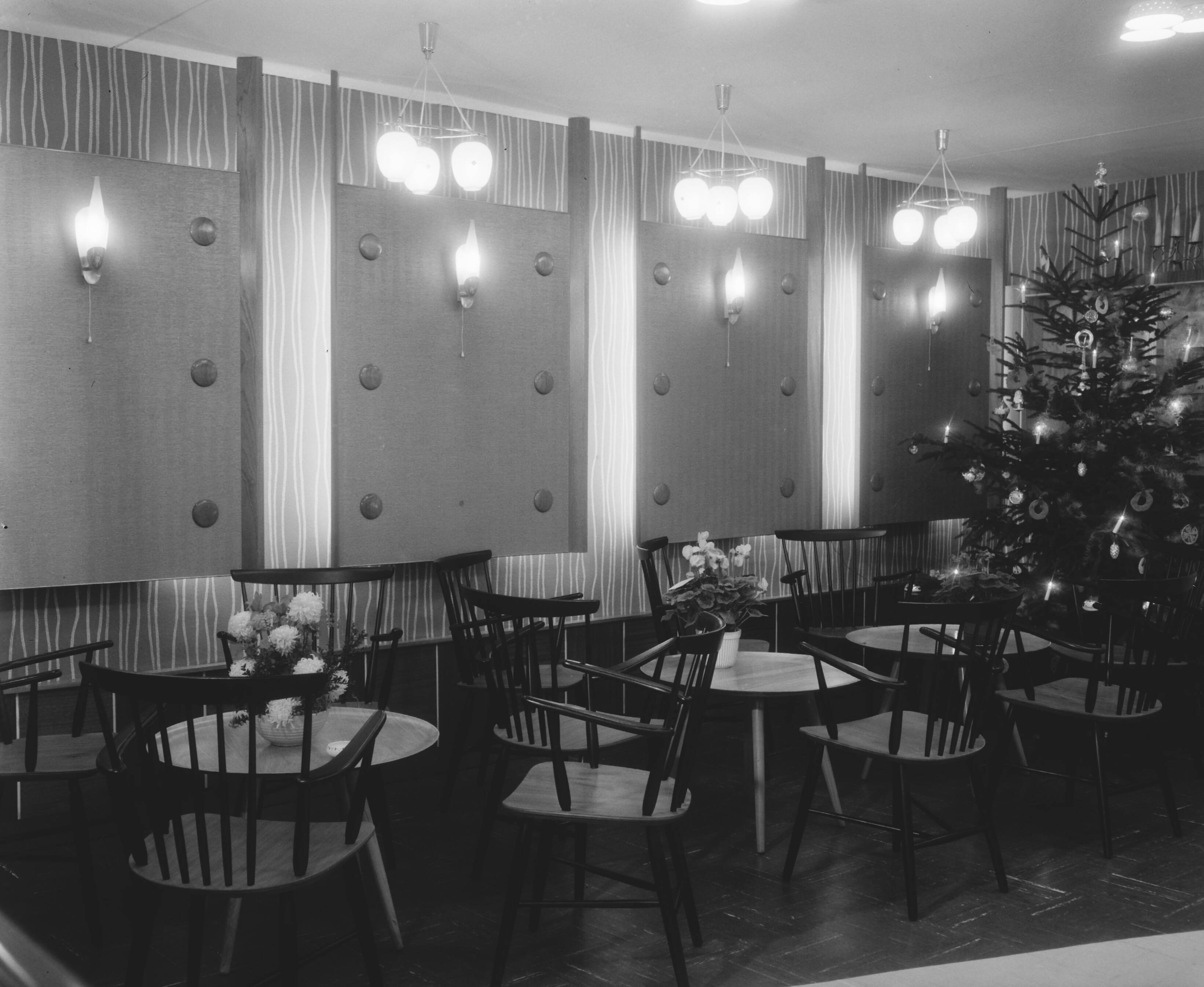 Fotocollectie Anefo — Winkelinterieur banketbakkerij (opdracht firma Koning te Haarlem) — Foto: Pot, Harry / Anefo. Licentie: Set B: Rechtenvrij / Publiek Domein. Bron: Nationaal Archief. http://hdl.handle.net/10648/a98a78fa-d0b4-102d-bcf8-003048976d84