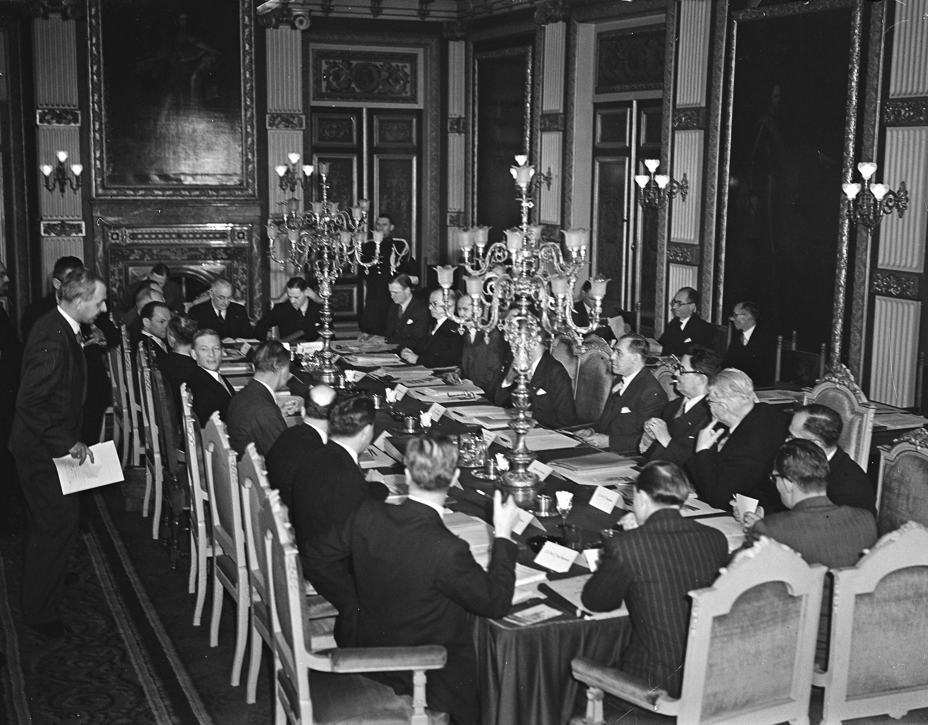 Fotocollectie Anefo — Vijf ministers van Verdediging van het Pact van Brussel bijeen in de Treveszaal te Den Haag — Foto: Noske, J.D. / Anefo. Licentie: Set B: Rechtenvrij / Publiek Domein. Bron: Nationaal Archief. http://hdl.handle.net/10648/ad7b570e-d0b4-102d-bcf8-003048976d84