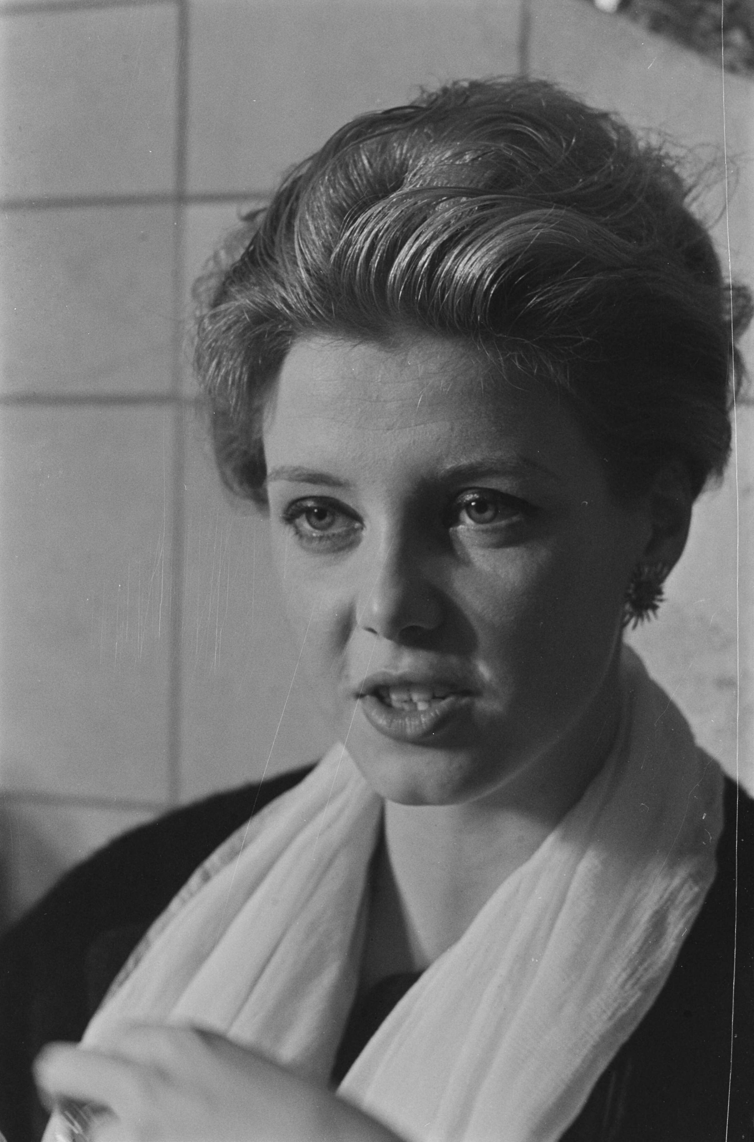 Miss World 1959 — Aankomst van Corine Rottschäfer (miss World 1959) op Schiphol — Foto: Fotograaf Onbekend / Anefo. Licentie: Set B: Rechtenvrij / Publiek Domein. Bron: Nationaal Archief. http://hdl.handle.net/10648/a9a1f926-d0b4-102d-bcf8-003048976d84