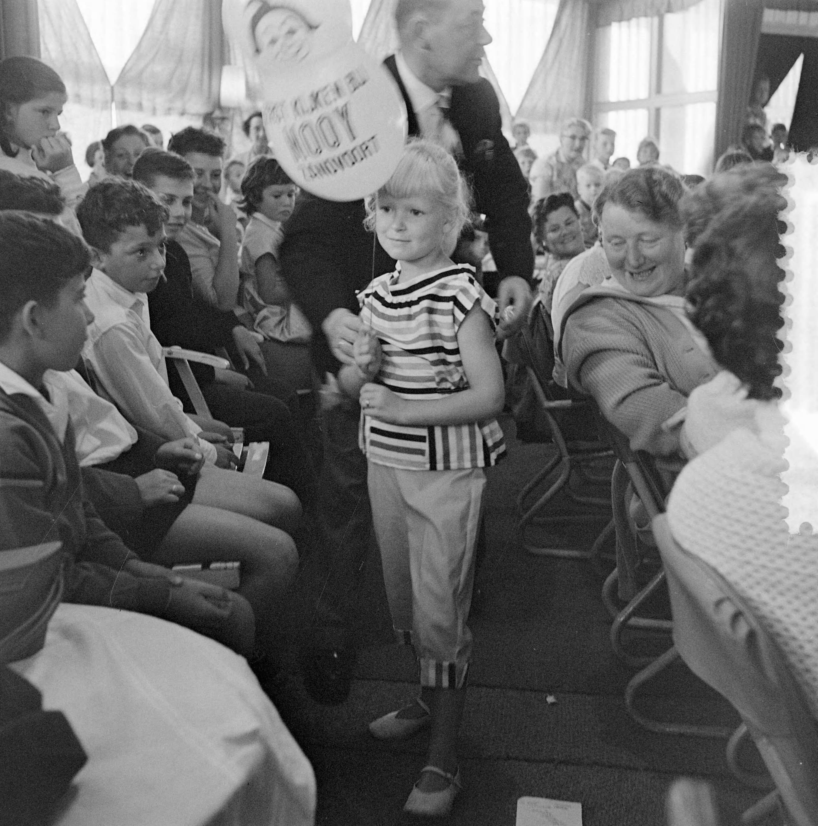 Fotocollectie Anefo — Kindermodeshow Fa. Nooy Zandvoort — Foto: Pot, Harry / Anefo. Licentie: Set B: Rechtenvrij / Publiek Domein. Bron: Nationaal Archief. http://hdl.handle.net/10648/a9675410-d0b4-102d-bcf8-003048976d84