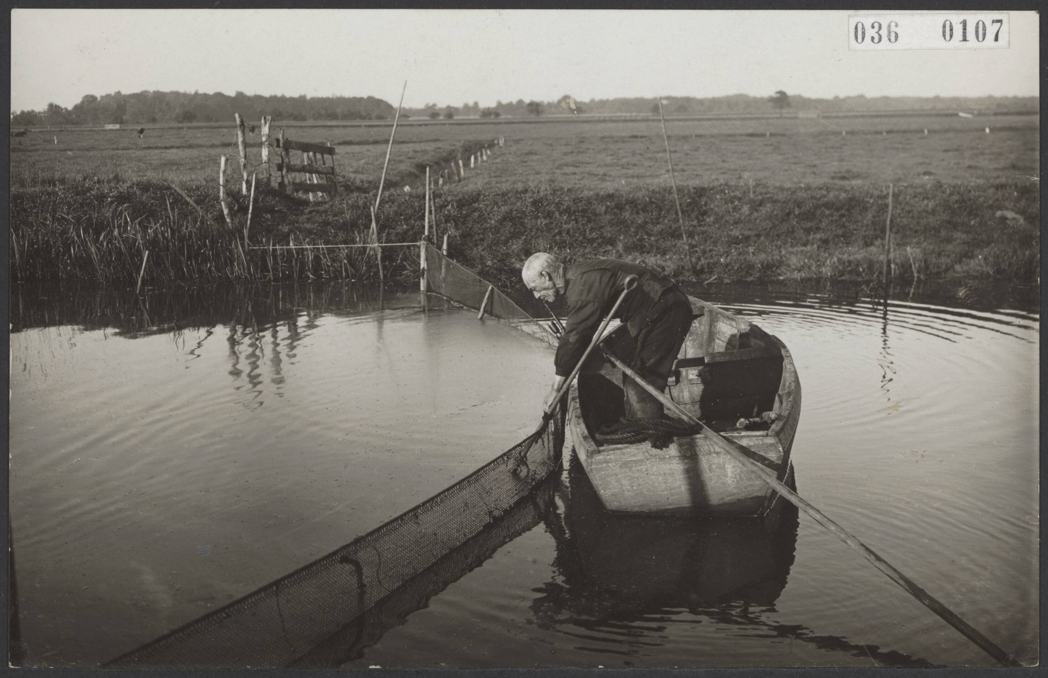 Fotocollectie Elsevier Binnenland — Visser op de Drentse Aa in Groningen — Foto: Onbekend / Publiek Domein of Rechtenvrij. Licentie: Set B: Rechtenvrij / Publiek Domein. Bron: Nationaal Archief. http://hdl.handle.net/10648/adebd254-d0b4-102d-bcf8-003048976d84