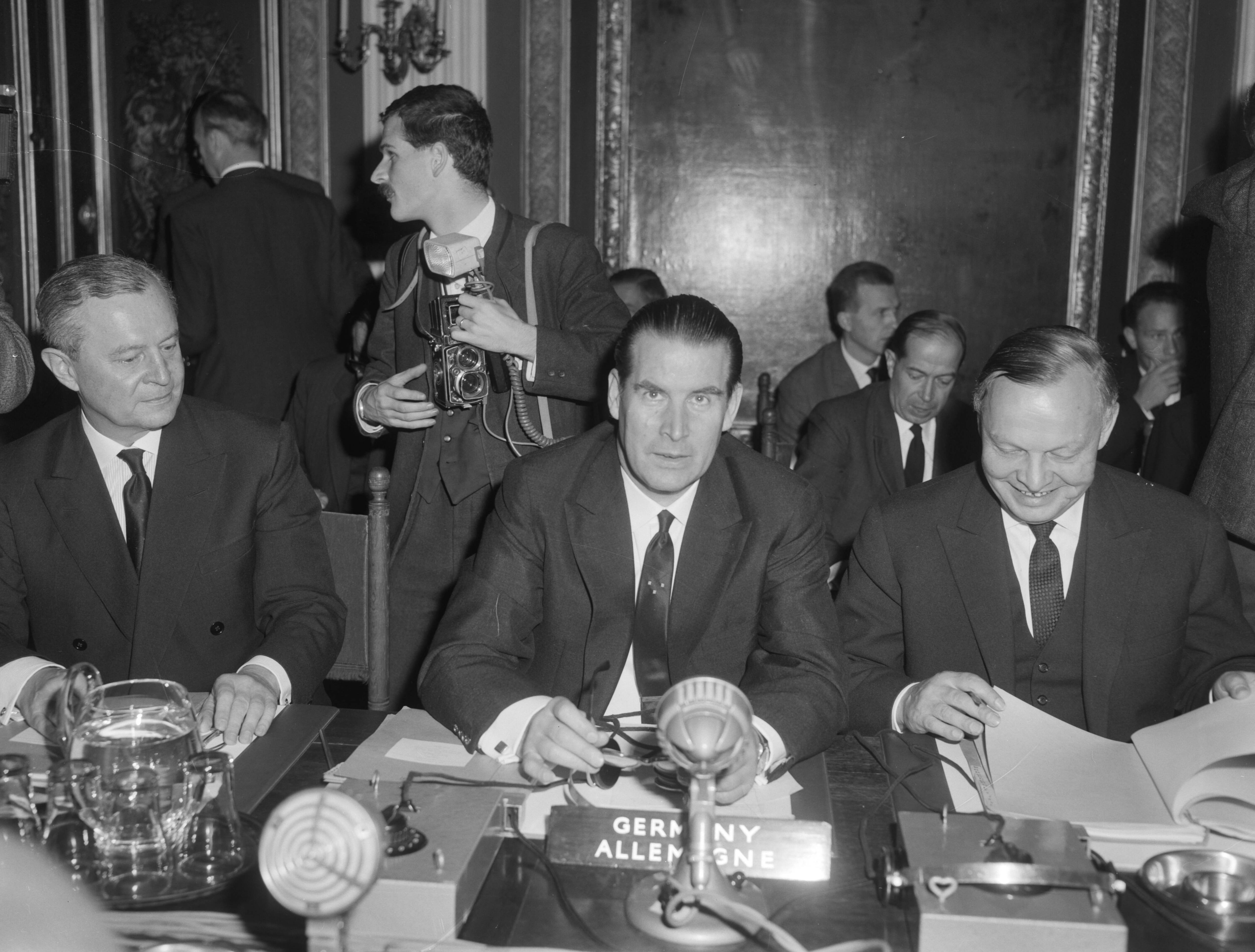 Fotocollectie Anefo — Ministersconferentie van de West Europese Unie in Den Haag. Minister Schröder (Duitsland) — Foto: Bilsen, Joop van / Anefo. Licentie: Set B: Rechtenvrij / Publiek Domein. Bron: Nationaal Archief. http://hdl.handle.net/10648/aa4b3f5e-d0b4-102d-bcf8-003048976d84