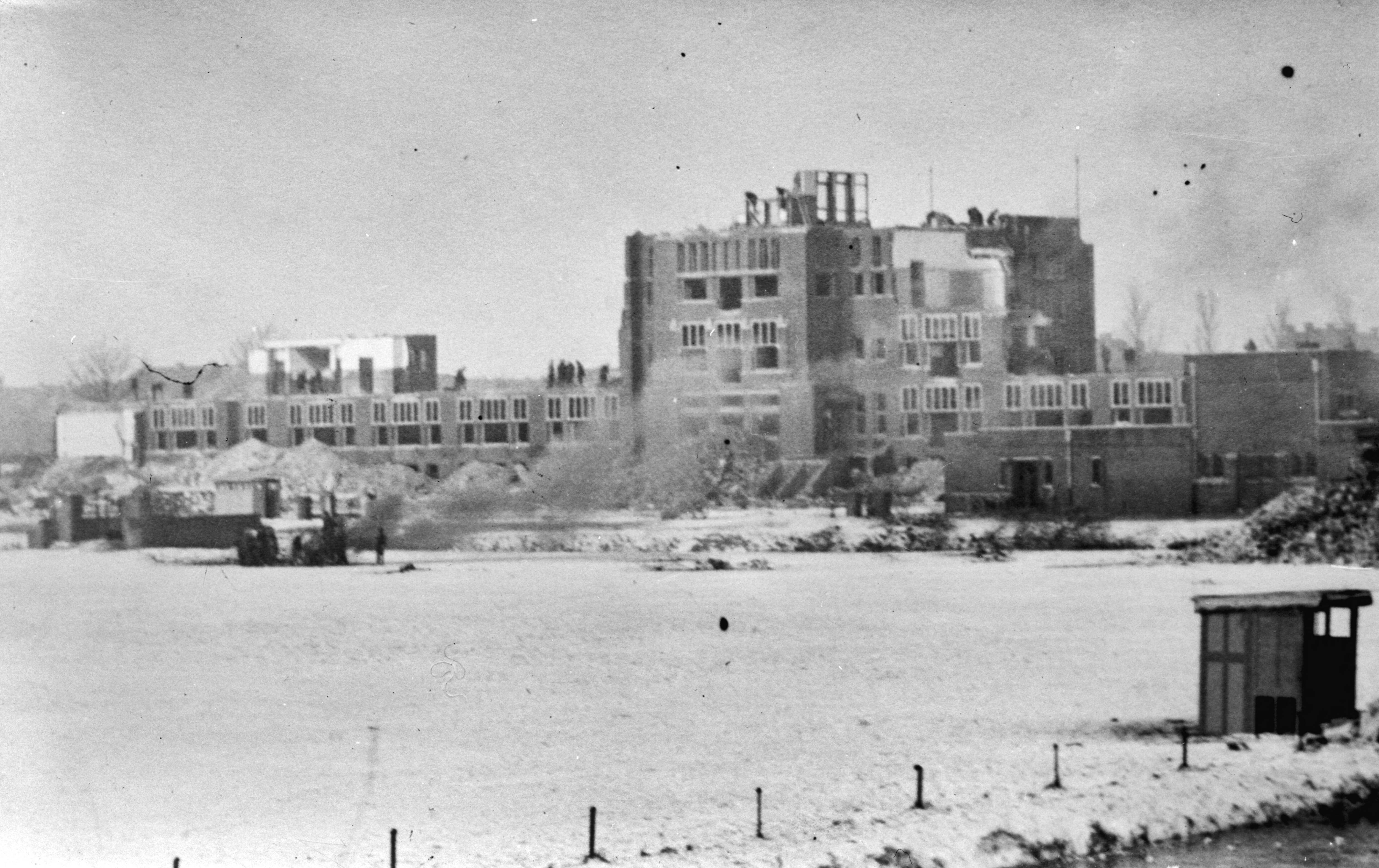 Fotocollectie Anefo — Den Haag. Afbraak voor bouw Atlantikwall. Lyceum/ HBS aan het Stokroosplein — Foto: Doka / Anefo. Licentie: Set B: Rechtenvrij / Publiek Domein. Bron: Nationaal Archief. http://hdl.handle.net/10648/ad7d4ab4-d0b4-102d-bcf8-003048976d84