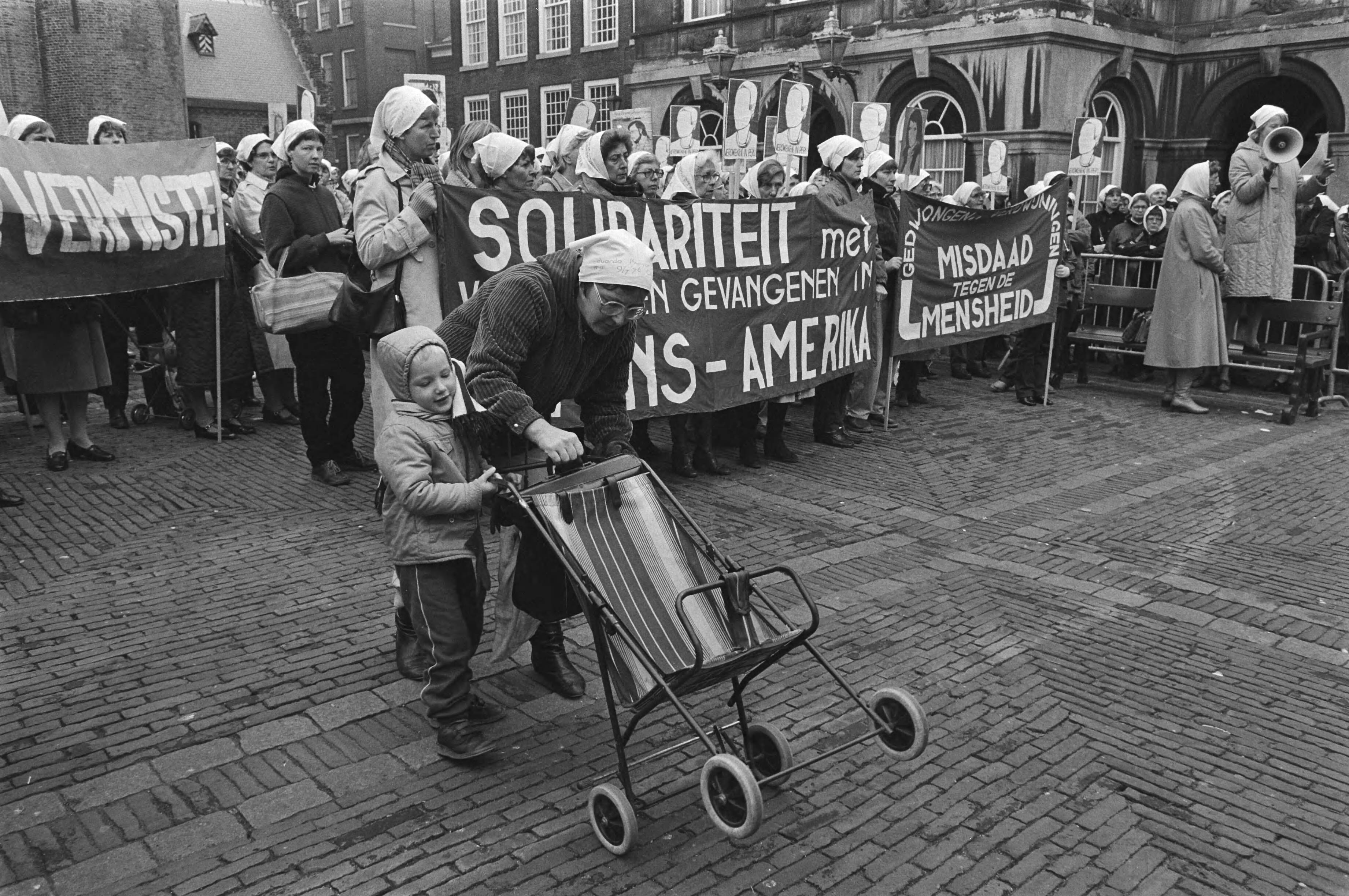Fotocollectie Anefo — Stille tocht "dwaze moeders" in Den Haag met Argentijnse "dwaze moeders" Argentijnse moeder Martha en Maria Andela — Foto: Croes, Rob C. / Anefo. Licentie: Set B: Rechtenvrij / Publiek Domein. Bron: Nationaal Archief. http://hdl.handle.net/10648/ad3fd0b2-d0b4-102d-bcf8-003048976d84