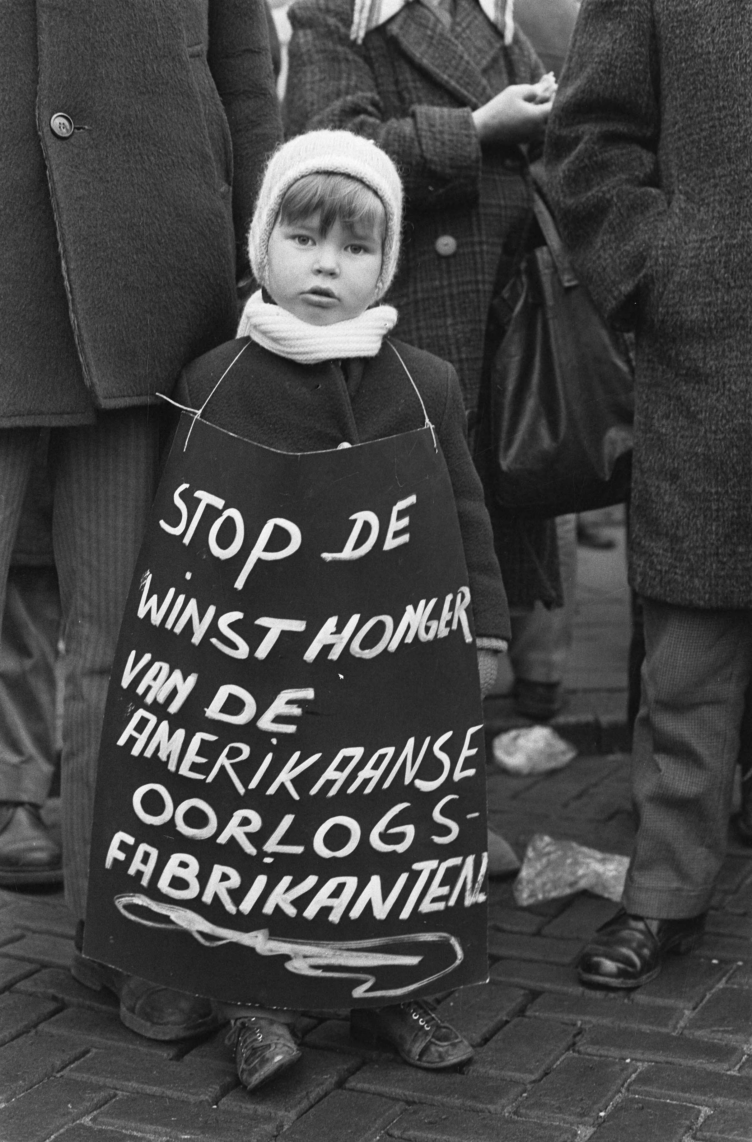Fotocollectie Anefo — Demonstratie tegen oorlog in Vietnam van meer dan 50.000 mensen in Utrecht, jonge demonstrant met protestbord — Foto: Punt, W. / Anefo. Licentie: Set B: Rechtenvrij / Publiek Domein. Bron: Nationaal Archief. http://hdl.handle.net/10648/ac219d28-d0b4-102d-bcf8-003048976d84