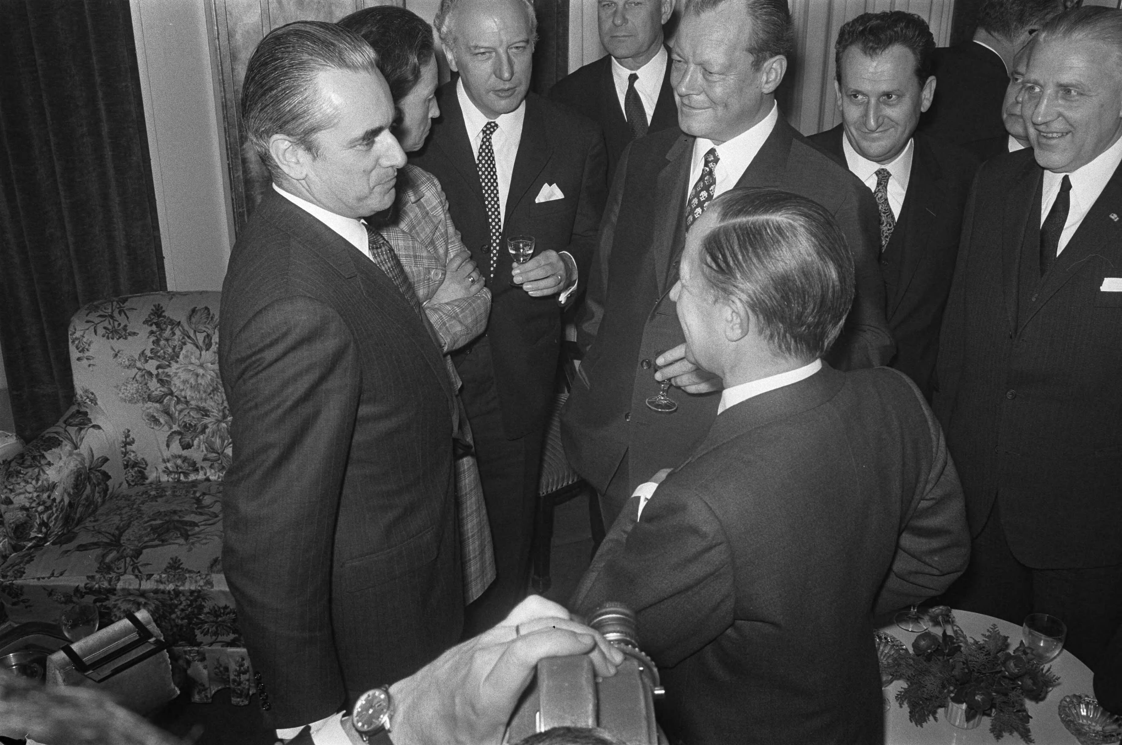 Fotocollectie Anefo — EEG-conferentie Den Haag . De ministers lunchen in Hote De Witte Brug Den Haag . Minister president de Jong lin en Willy Brandt in gesprek voor de lunch / — Foto: Koch, Eric / Anefo. Licentie: Set B: Rechtenvrij / Publiek Domein. Bron: Nationaal Archief. http://hdl.handle.net/10648/ab84520c-d0b4-102d-bcf8-003048976d84