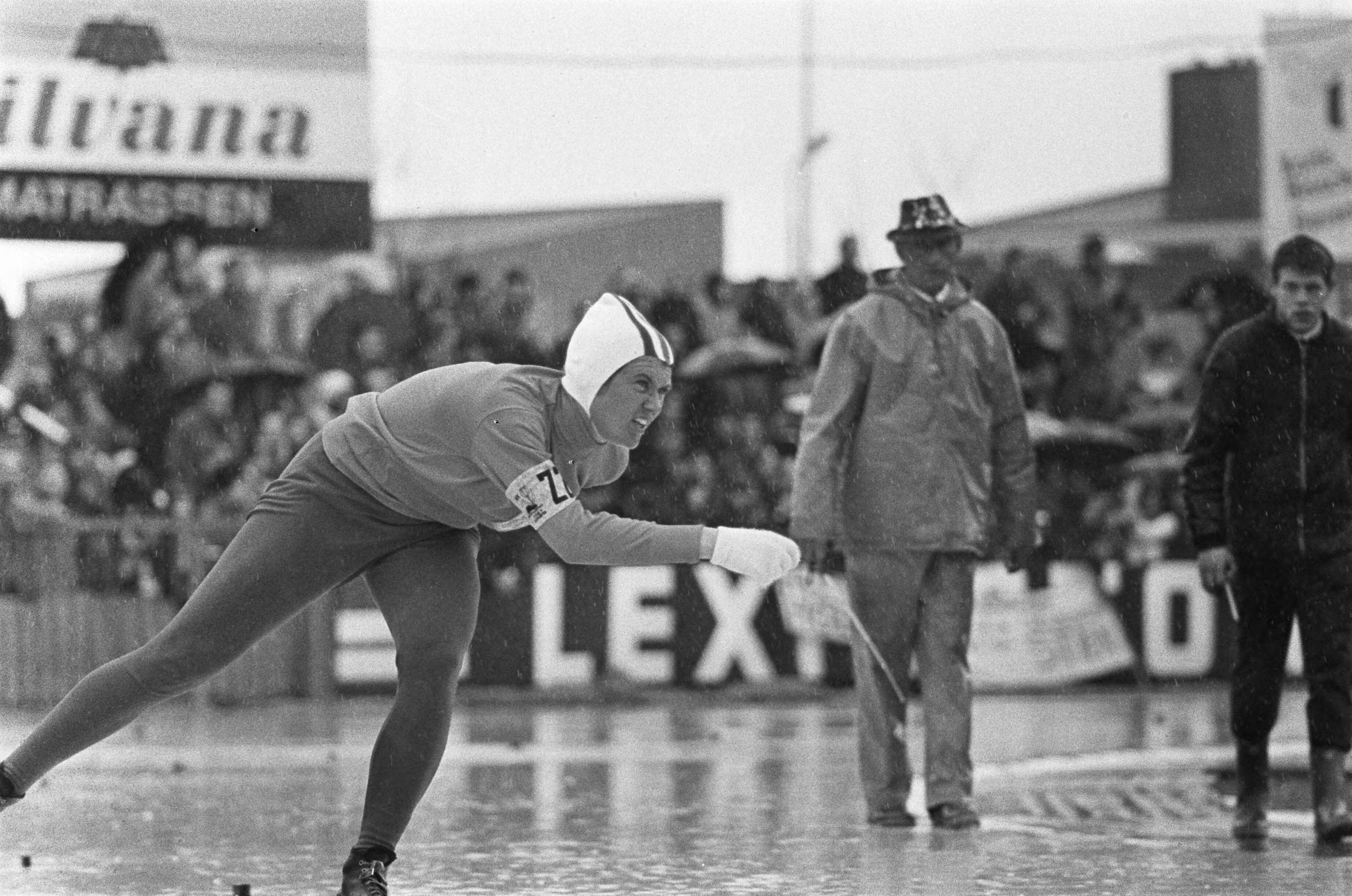 Fotocollectie Anefo — WK schaatsen te Deventer dames — Foto: Koch, Eric / Anefo. Licentie: Set B: Rechtenvrij / Publiek Domein. Bron: Nationaal Archief. http://hdl.handle.net/10648/ab105956-d0b4-102d-bcf8-003048976d84