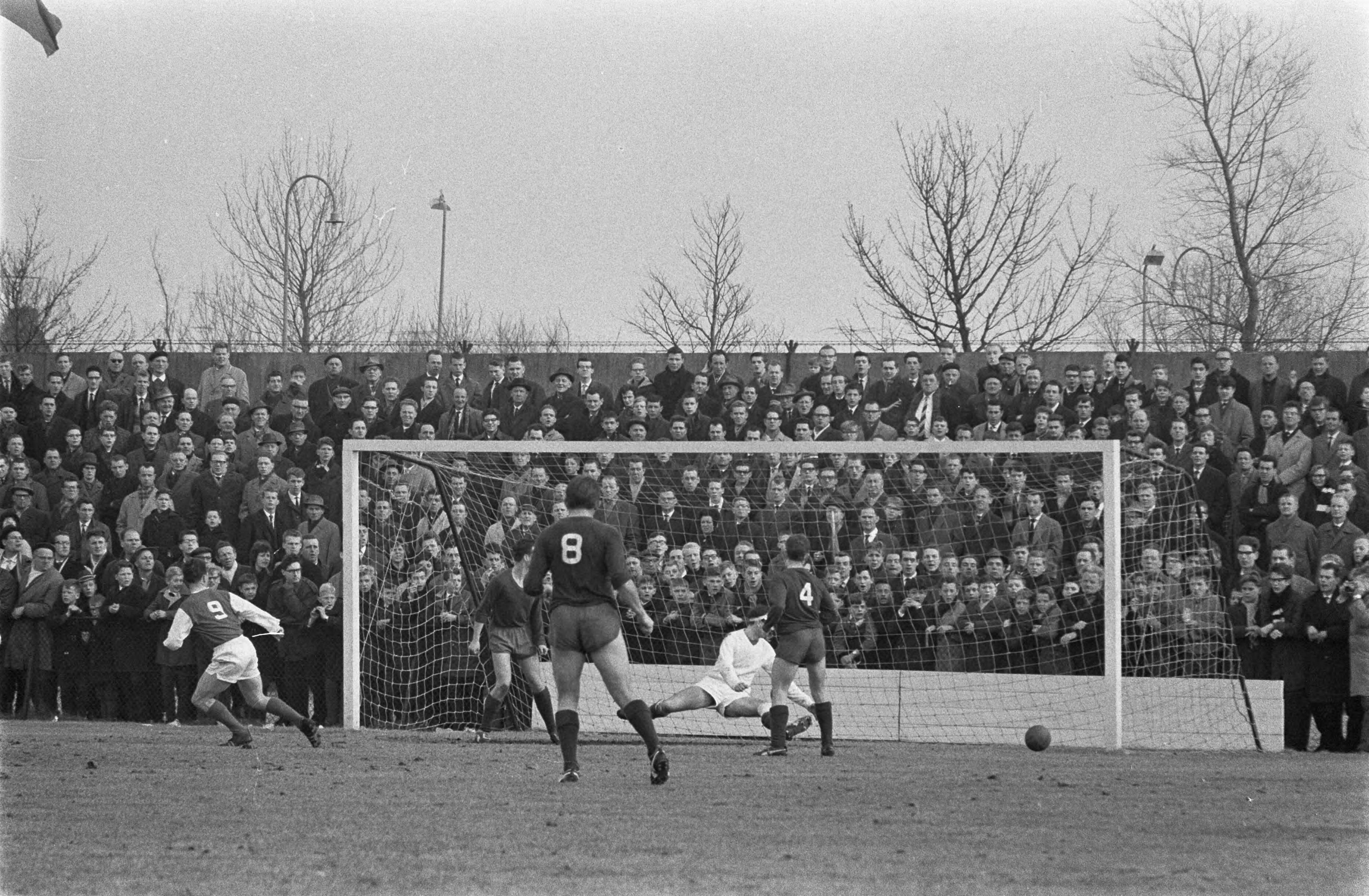 Fotocollectie Anefo — Voetbal. Haarlem tegen HVC 2-2. Het eerste doelpunt van HVC gemaakt door Houtveen — Foto: Gelderen, Hugo van / Anefo. Licentie: Set B: Rechtenvrij / Publiek Domein. Bron: Nationaal Archief. http://hdl.handle.net/10648/aa2e499e-d0b4-102d-bcf8-003048976d84