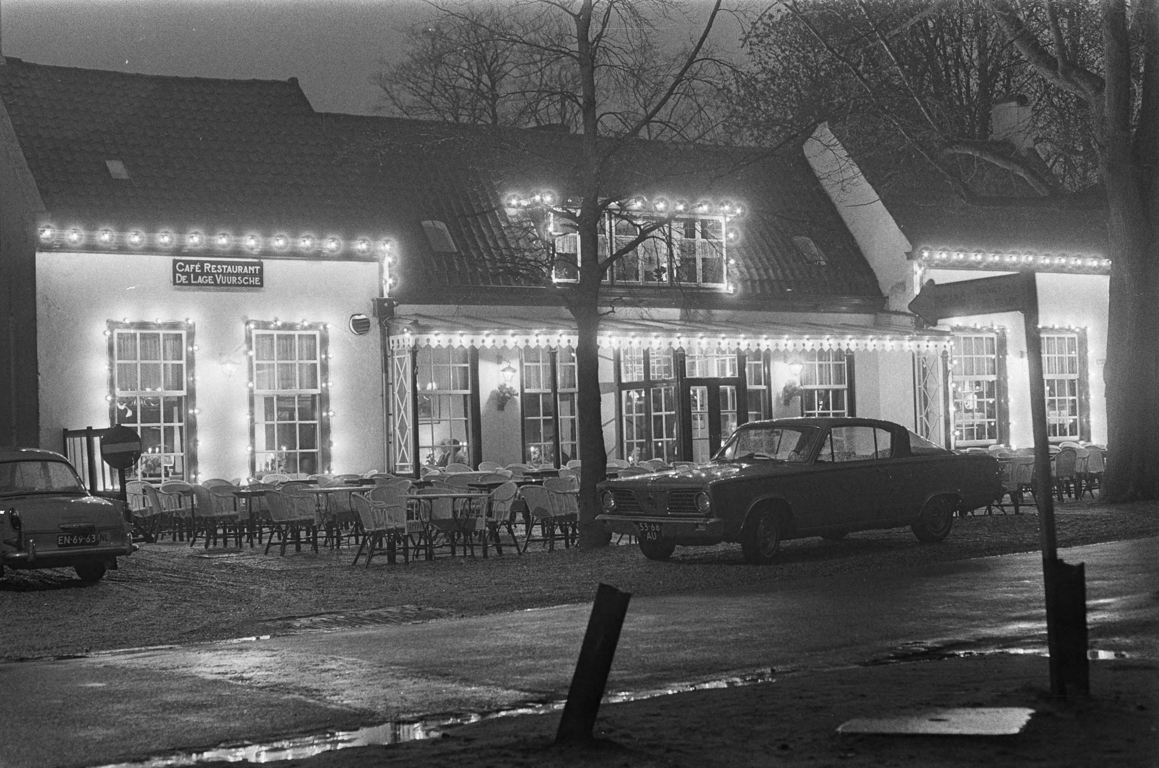 Fotocollectie Anefo — Ook tegenover kasteel Drakensteyn op de terrassen en binnen in de cafe-restaurants is de rust des avonds weergekeerd. — Foto: Kroon, Ron / Anefo. Licentie: Set B: Rechtenvrij / Publiek Domein. Bron: Nationaal Archief. http://hdl.handle.net/10648/ab156d88-d0b4-102d-bcf8-003048976d84