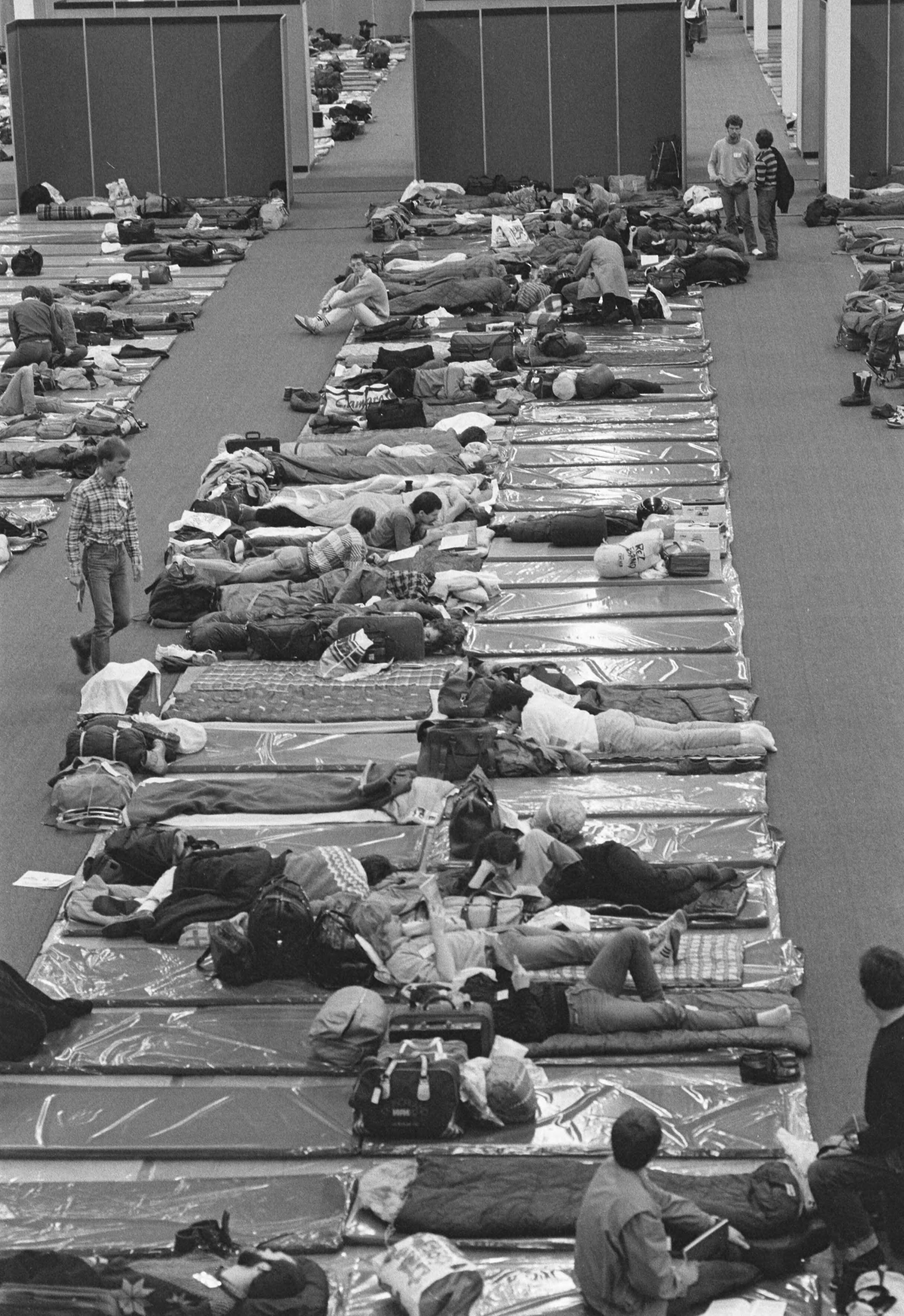 Fotocollectie Anefo — Zendelingencongres "Mission 87" begonnen met ruim 10.000 deelnemers in Utrecht; slapen in Jaarbeurshal — Foto: Croes, Rob C. / Anefo. Licentie: Set B: Rechtenvrij / Publiek Domein. Bron: Nationaal Archief. http://hdl.handle.net/10648/ad5b14ee-d0b4-102d-bcf8-003048976d84