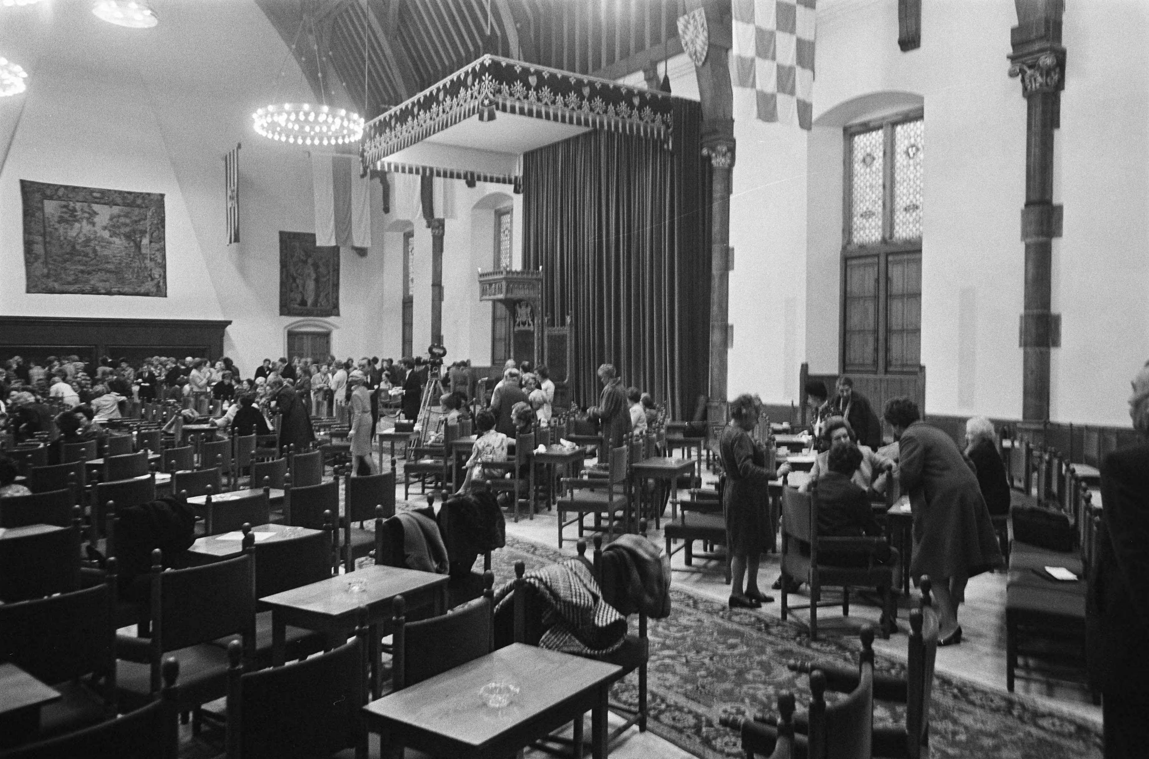 Fotocollectie Anefo — Koningin Juliana aanwezig bij Congres Nederlandse Vrouwen Comite in Ridderzaal Den Haag . Overzicht Ridderzaal — Foto: Mieremet, Rob / Anefo. Licentie: Set B: Rechtenvrij / Publiek Domein. Bron: Nationaal Archief. http://hdl.handle.net/10648/ab809c0c-d0b4-102d-bcf8-003048976d84