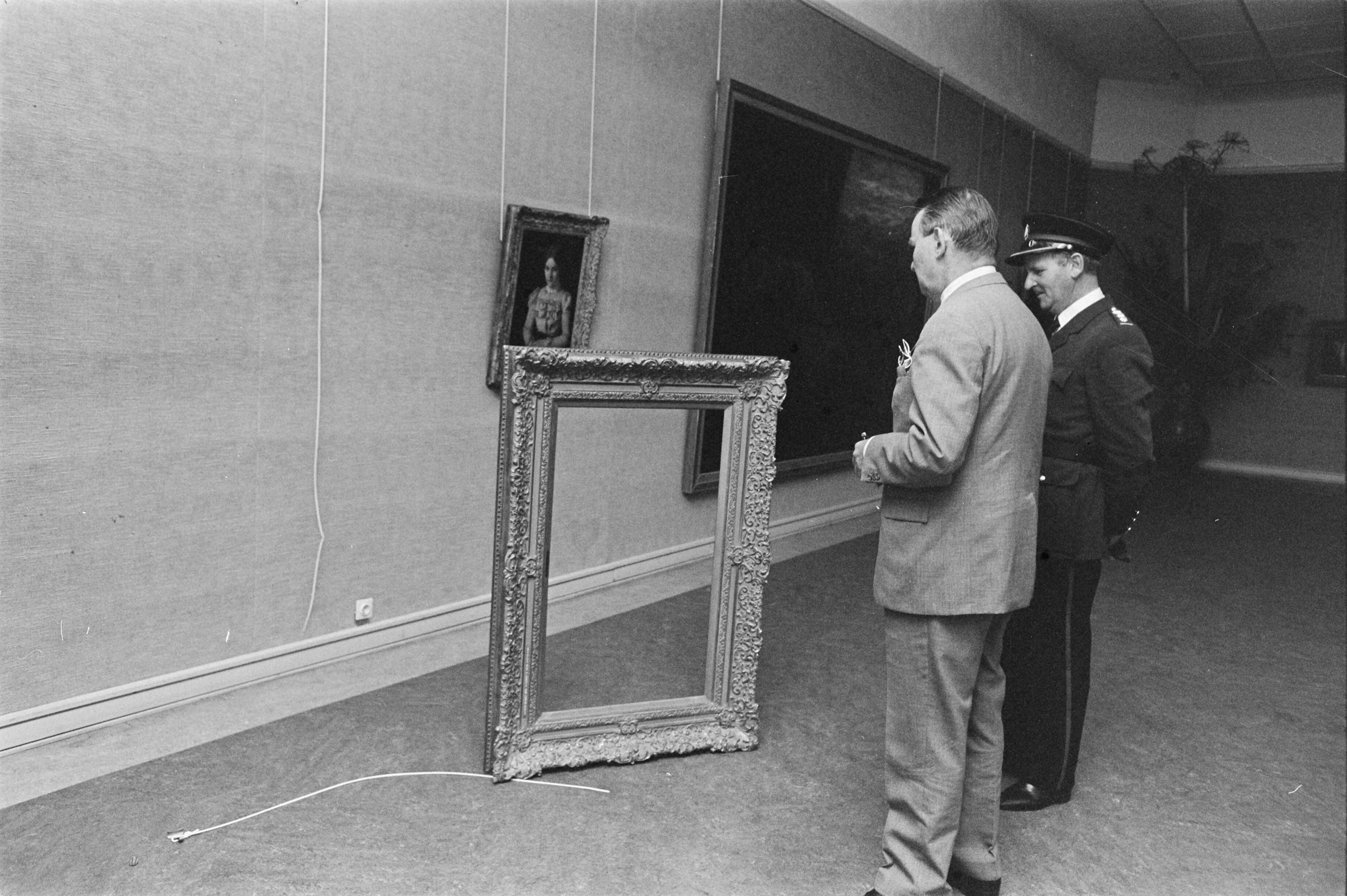 Fotocollectie Anefo — Acht schilderijen gestolen uit het Singer Museum te Laren: directeur Pieter Leffelaar van het museum en inspecteur Van den Berg bekijken lege lijst — Foto: Evers, Joost / Anefo. Licentie: Set B: Rechtenvrij / Publiek Domein. Bron: Nationaal Archief. http://hdl.handle.net/10648/ab779ddc-d0b4-102d-bcf8-003048976d84