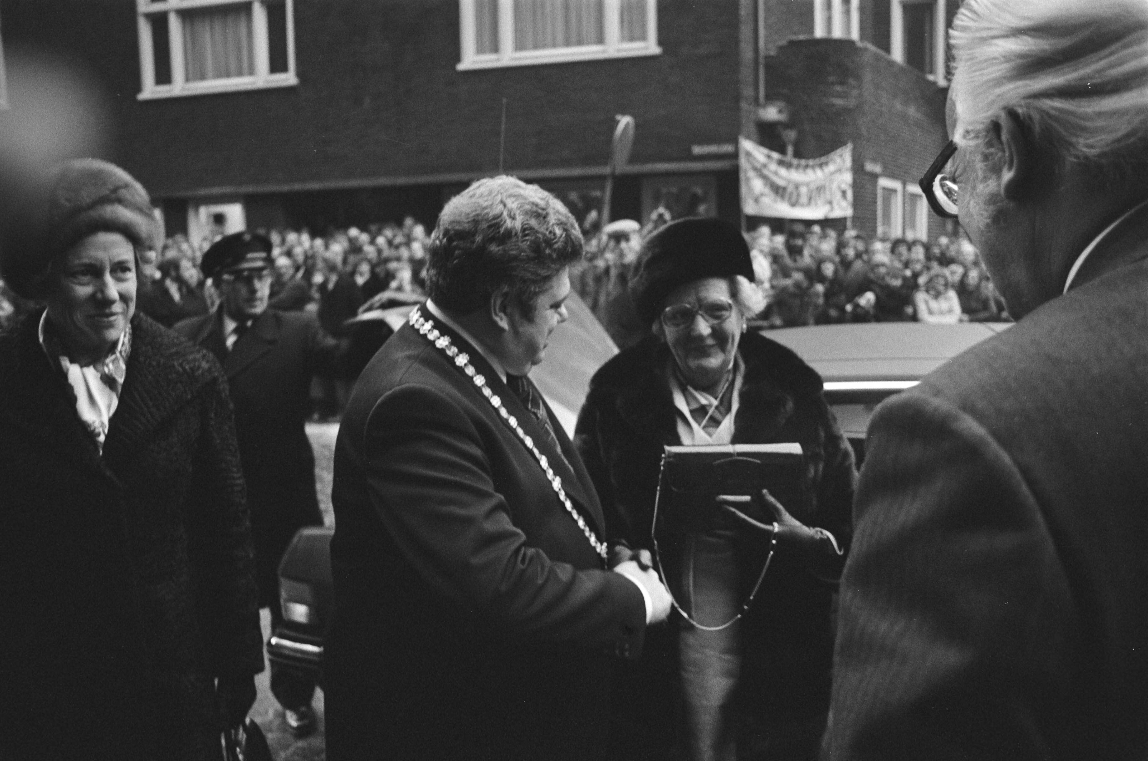 Fotocollectie Anefo — Herdenkingsbijeenkomst Unie van Utrecht in Domkerk te Utrecht; aankomst koningin Juliana en burgemeester Vonhof — Foto: Suyk, Koen / Anefo. Licentie: Set B: Rechtenvrij / Publiek Domein. Bron: Nationaal Archief. http://hdl.handle.net/10648/acc2e2aa-d0b4-102d-bcf8-003048976d84