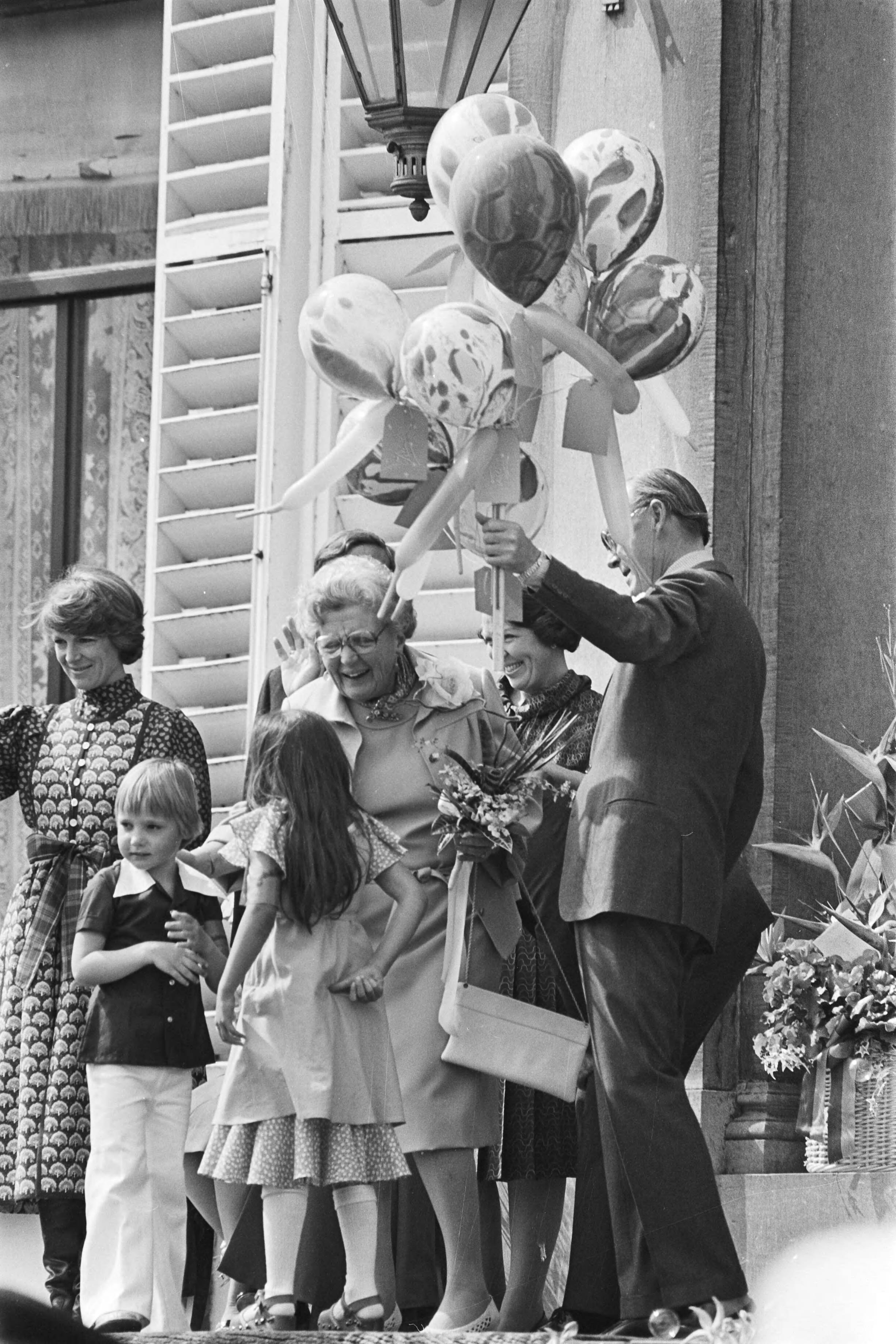 Koninginnedag 1977, defile Soestdijk — Defile Soestdijk; Koninklijke familie op bordes — Foto: Peters, Hans / Anefo. Licentie: Set B: Rechtenvrij / Publiek Domein. Bron: Nationaal Archief. http://hdl.handle.net/10648/ac9af48e-d0b4-102d-bcf8-003048976d84