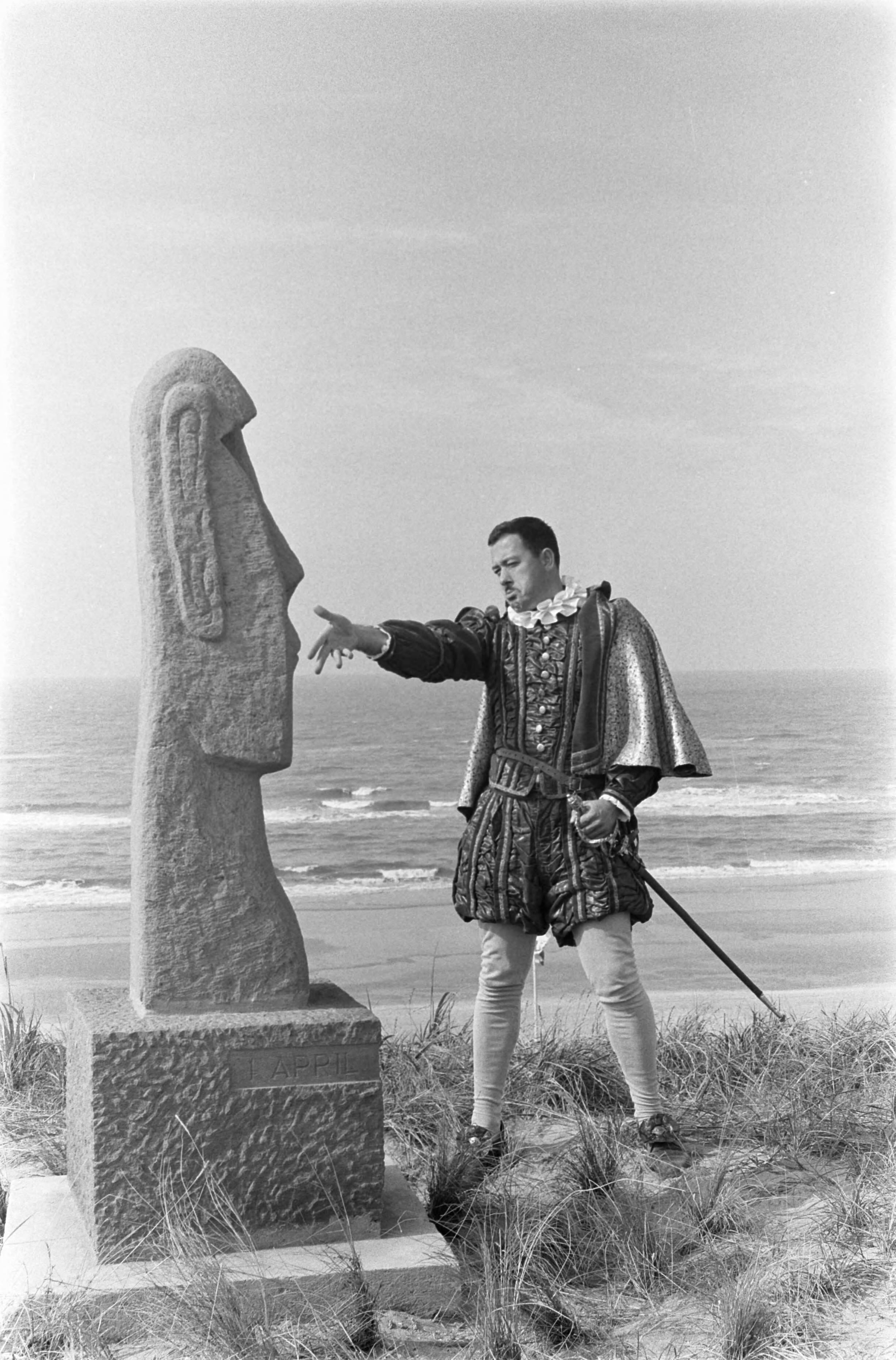 Fotocollectie Anefo — Historisch figuur bij beeld Paaseiland in Zandvoort — Foto: Pot, Harry / Anefo. Licentie: Set B: Rechtenvrij / Publiek Domein. Bron: Nationaal Archief. http://hdl.handle.net/10648/aa1a63e8-d0b4-102d-bcf8-003048976d84