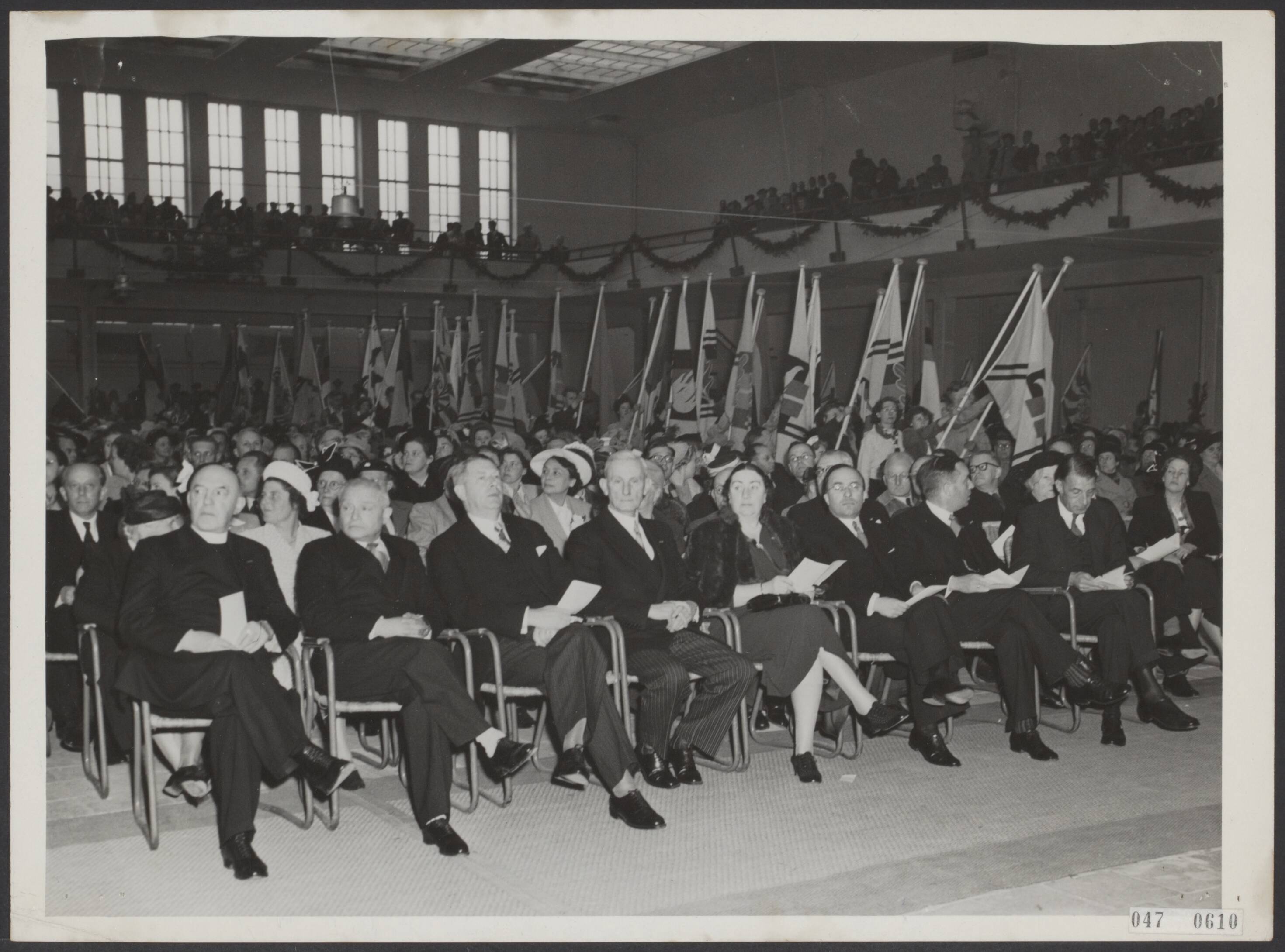 Fotocollectie Elsevier Binnenland — Viering 25 jarig bestaan van de VPRO in het Jaarbeursgebouw te Utrecht. De voorste rij met genodigden en officiële personen, Geheel links prof. dr. J.B. Kors (voorzitter Ned. Radio Unie). Vierde van links minister mr. A.M. Joekes. In het midden mej. dr. N.A. Bruining, voorzitter van de VPRO — Foto: Pot, Harry / Anefo. Licentie: Set B: Rechtenvrij / Publiek Domein. Bron: Nationaal Archief. http://hdl.handle.net/10648/adffe42e-d0b4-102d-bcf8-003048976d84