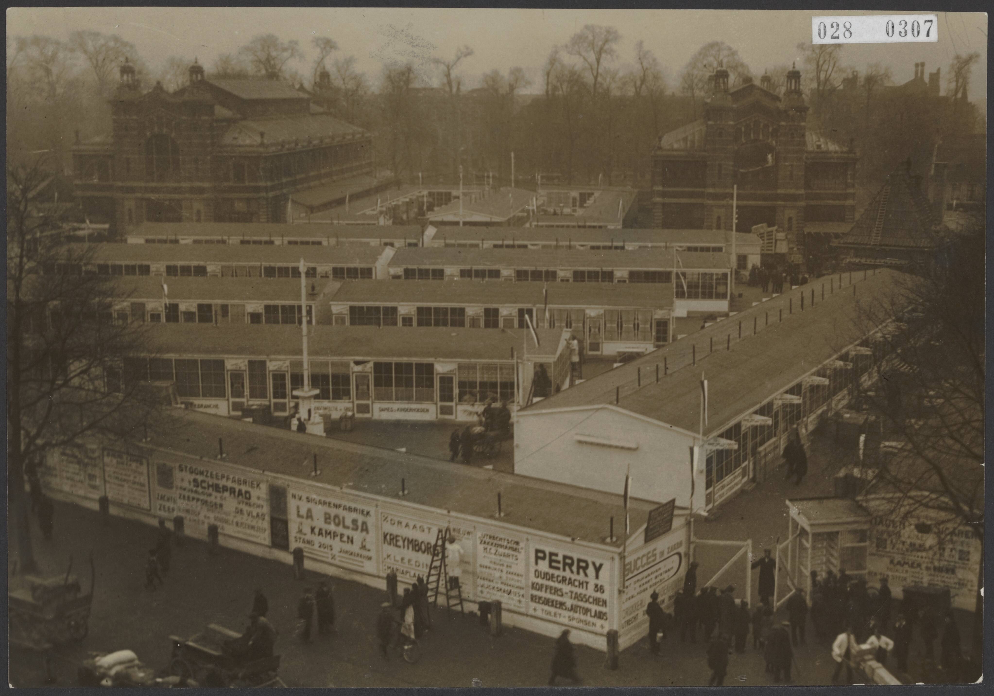 Fotocollectie Elsevier Binnenland — Noodgebouwen van de Jaarbeurstentoonstelling te Utrecht — Foto: Fotopersbureau "Holland". Licentie: Set B: Rechtenvrij / Publiek Domein. Bron: Nationaal Archief. http://hdl.handle.net/10648/addd6a16-d0b4-102d-bcf8-003048976d84