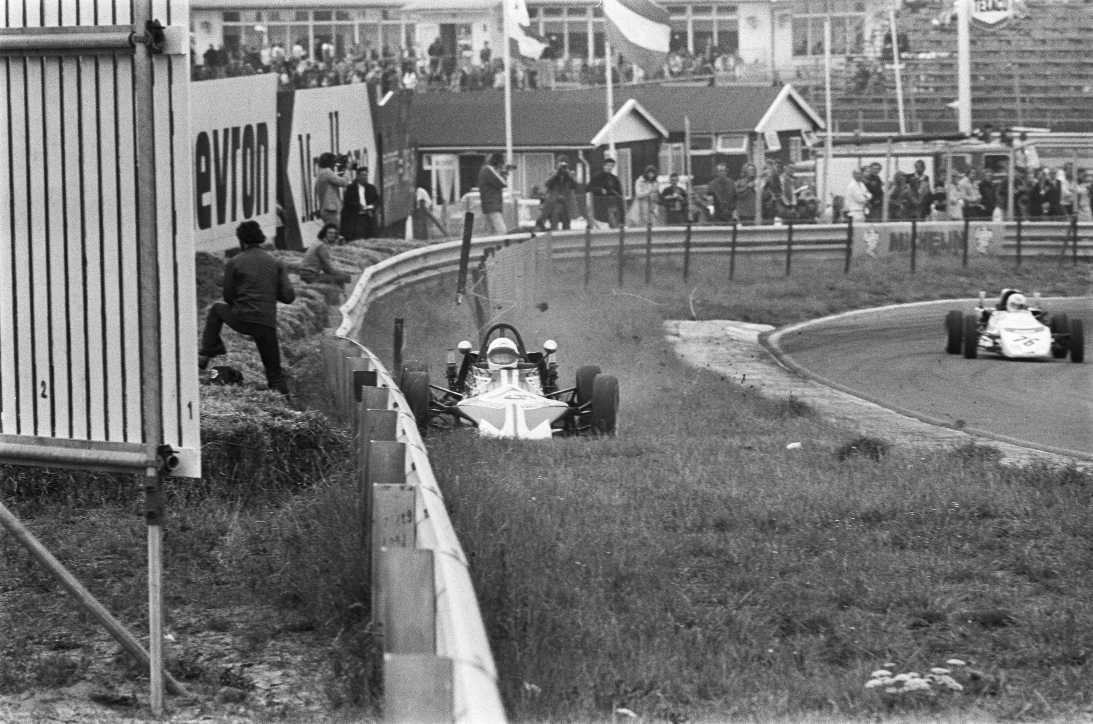 Grote Prijs van Zandvoort in 1975 — Formule Vee racewagen in de berm gereden — Foto: Croes, Rob C. / Anefo. Licentie: Set B: Rechtenvrij / Publiek Domein. Bron: Nationaal Archief. http://hdl.handle.net/10648/ac6df484-d0b4-102d-bcf8-003048976d84