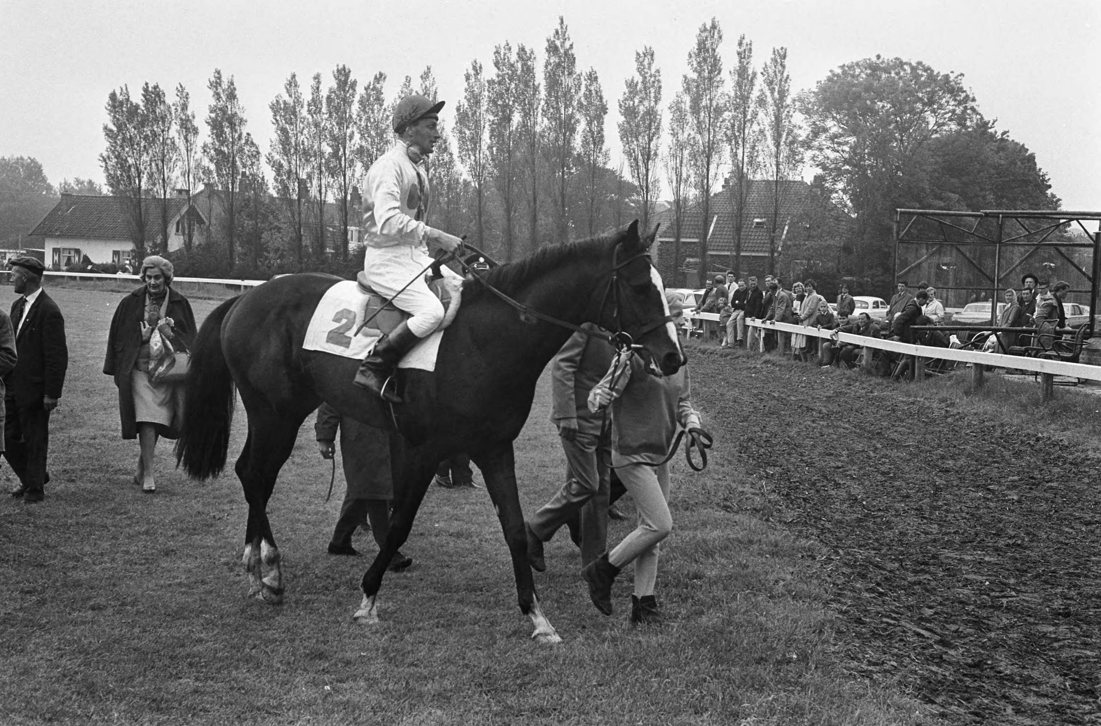 Fotocollectie Anefo — Derby op Duindigt, jockey Andries van Dijk op winnaar "Independent S" na afloop van de koers — Foto: Koch, Eric / Anefo. Licentie: Set B: Rechtenvrij / Publiek Domein. Bron: Nationaal Archief. http://hdl.handle.net/10648/aaac060e-d0b4-102d-bcf8-003048976d84