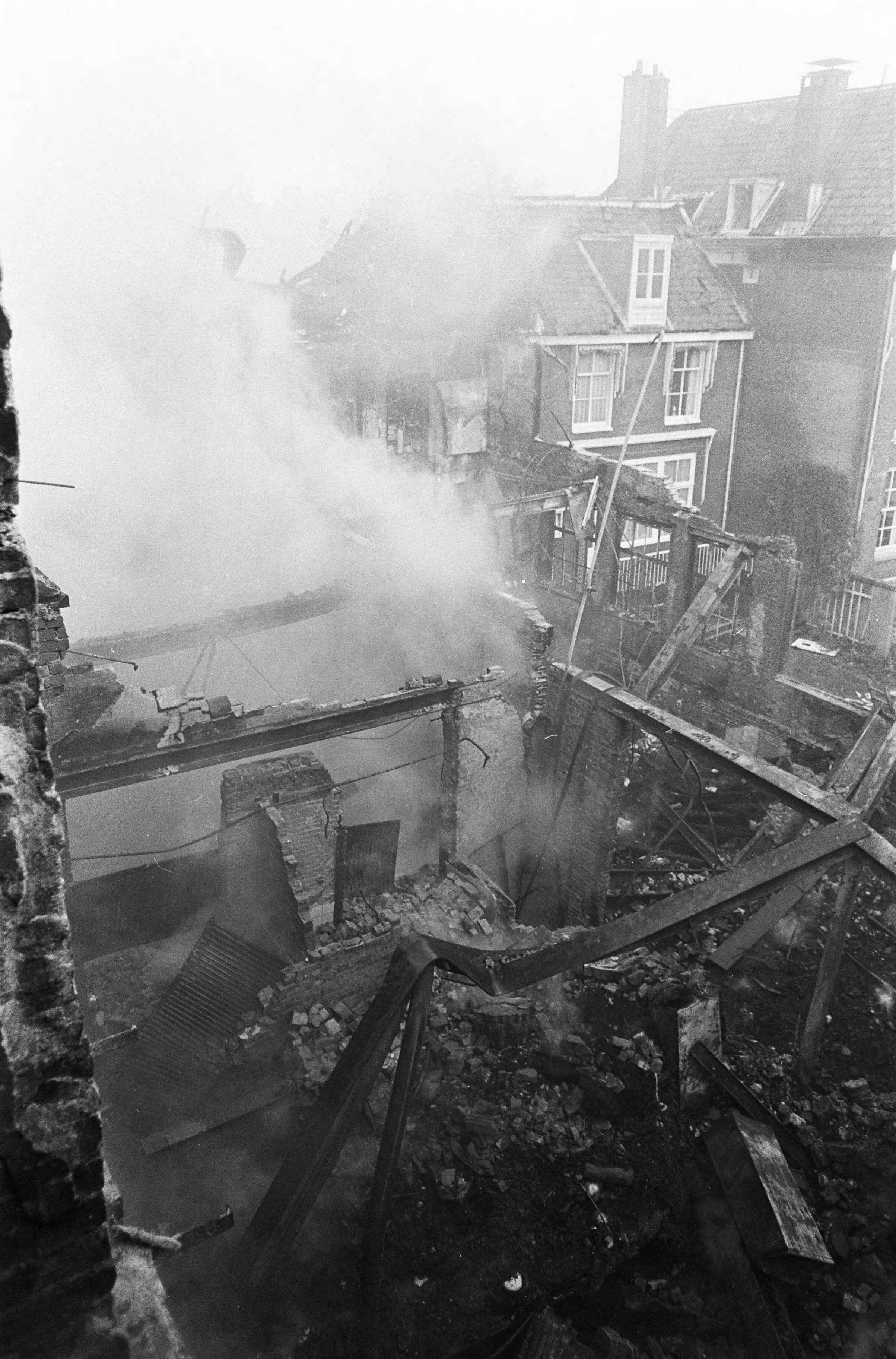 Fotocollectie Anefo — Brand bij Hernhutters te Zeist. Puinhopen na de brand — Foto: Kroon, Ron / Anefo. Licentie: Set B: Rechtenvrij / Publiek Domein. Bron: Nationaal Archief. http://hdl.handle.net/10648/ab2baab2-d0b4-102d-bcf8-003048976d84