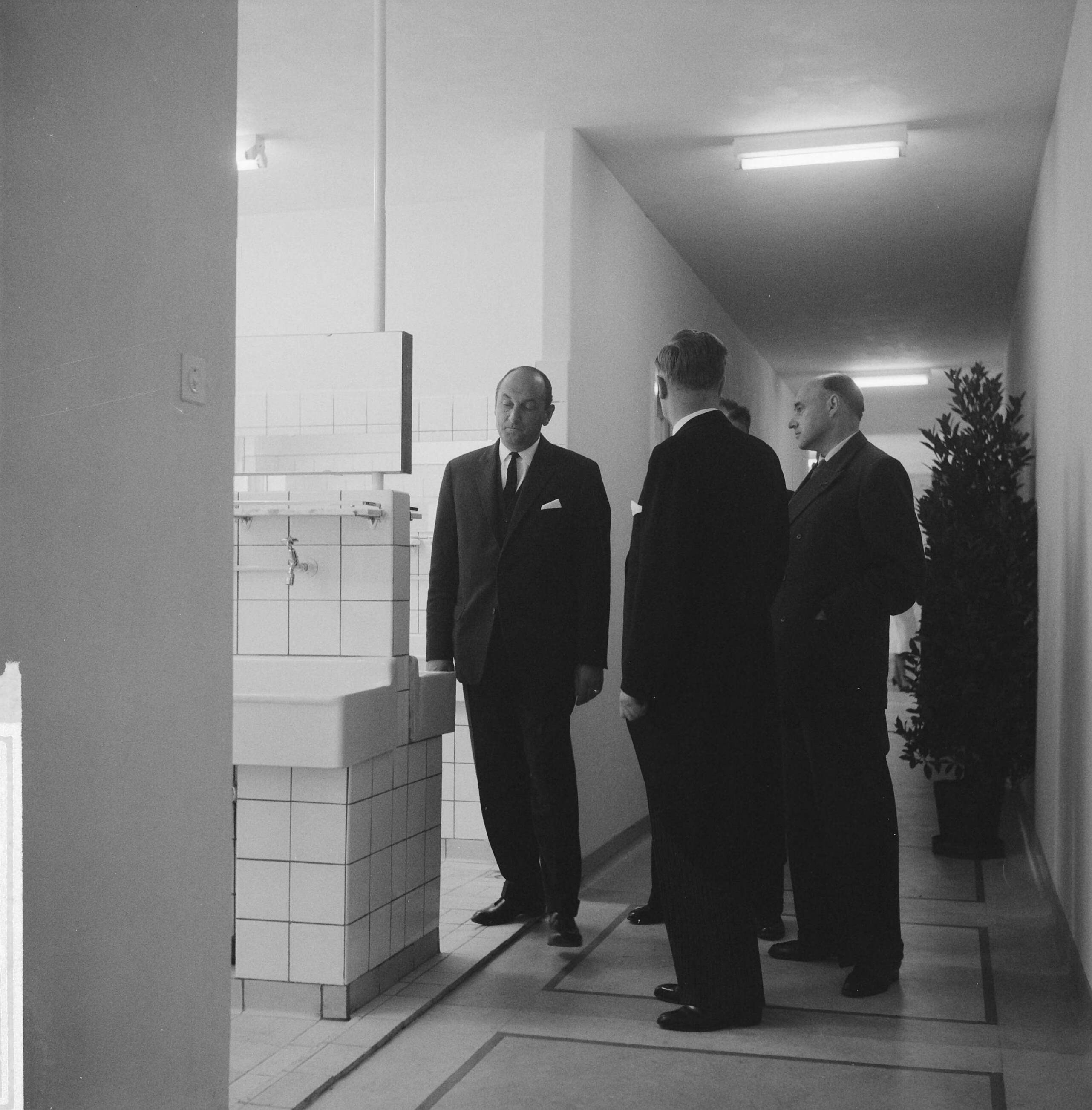 Fotocollectie Anefo — Officiele opening politie-opleidingsschool te Wassenaar door minister van Binnenlandse Zaken E.H. Toxopeus — Foto: Rossem, Wim van / Anefo. Licentie: Set B: Rechtenvrij / Publiek Domein. Bron: Nationaal Archief. http://hdl.handle.net/10648/a9b88b82-d0b4-102d-bcf8-003048976d84